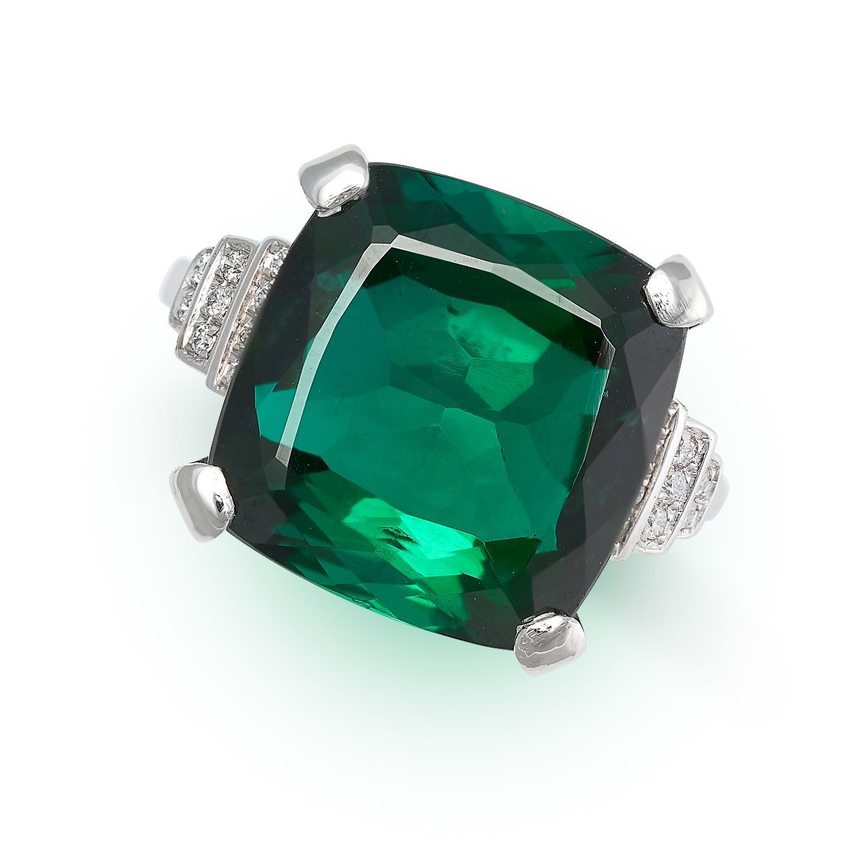 Null 绿色碧玺和钻石戒指，镶有13.47克拉的枕形切割绿色碧玺，阶梯状的肩部镶嵌着圆形切割的钻石，没有化验标记，尺寸为O / 7，7.9克。