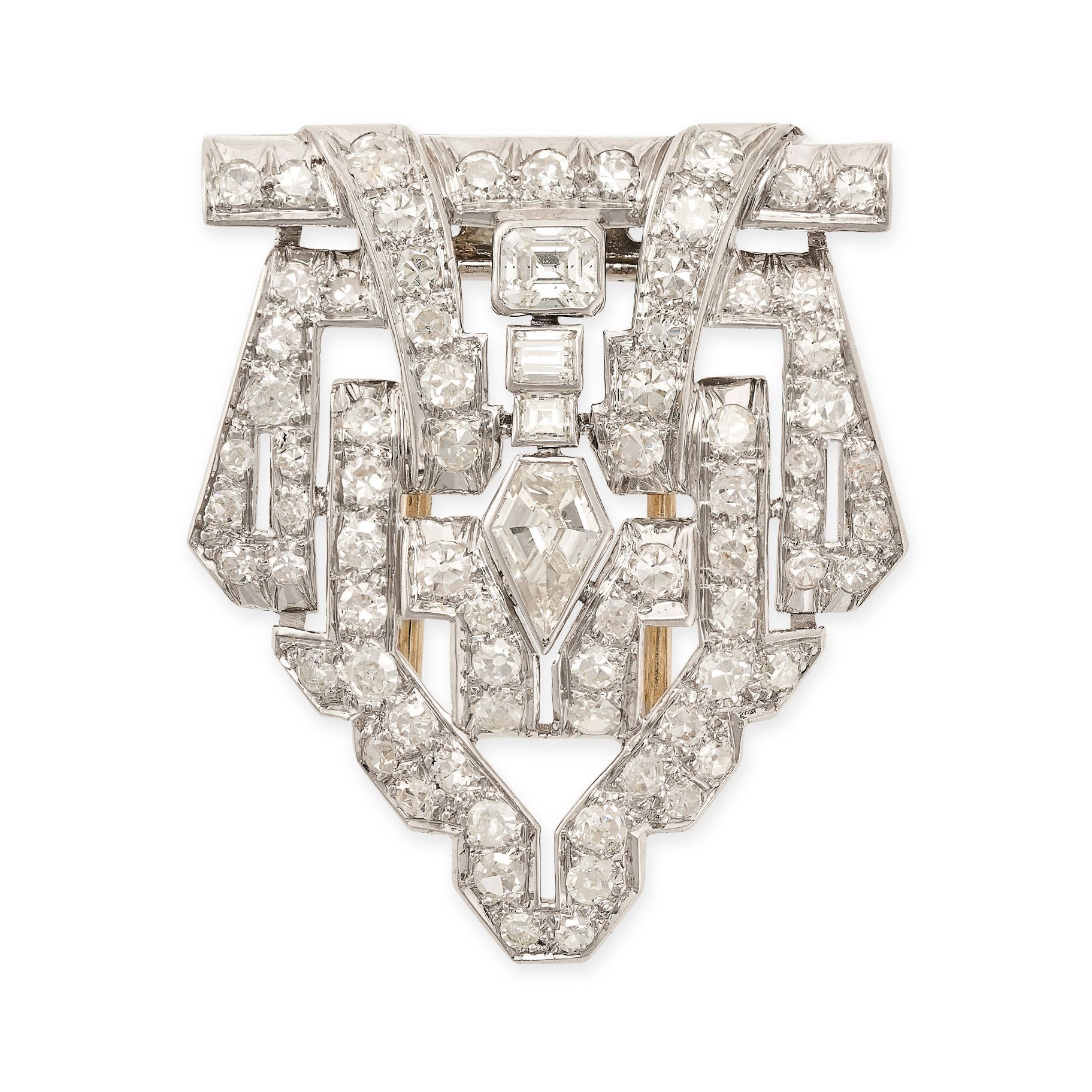 Null BROOCH FRANCESE ART DECO CON DIAMANTI, in platino e oro bianco 18 ct, a for&hellip;