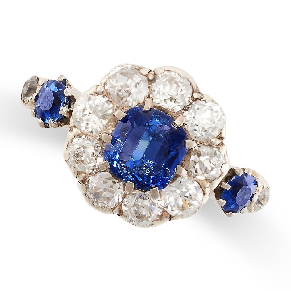 Null 一枚18K黄金和银的蓝宝石和钻石戒指，中间是一颗枕形切割的蓝宝石，边上是老式切割的钻石，由其他蓝宝石和钻石点缀，蓝宝石共重1.6-1.8克拉，钻石共重&hellip;