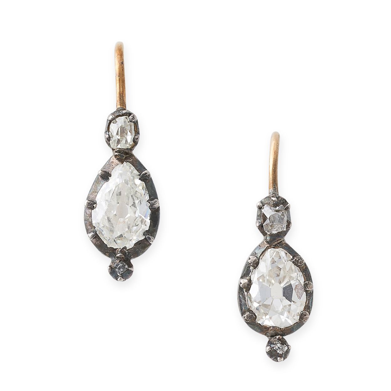 Null A PAIR OF DIAMOND DROP EARRINGS, 19TH CENTURY AND LATER in yellow gold and &hellip;
