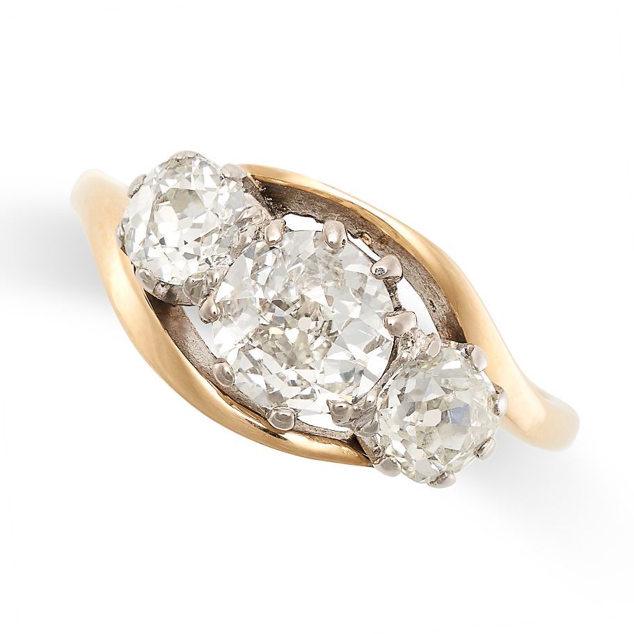 Null 18K黄金钻石三石戒指，镶嵌三颗老矿切割钻石，共计1.2-1.4克拉，印有18CT，尺寸为L / 5.5，重3.2克。