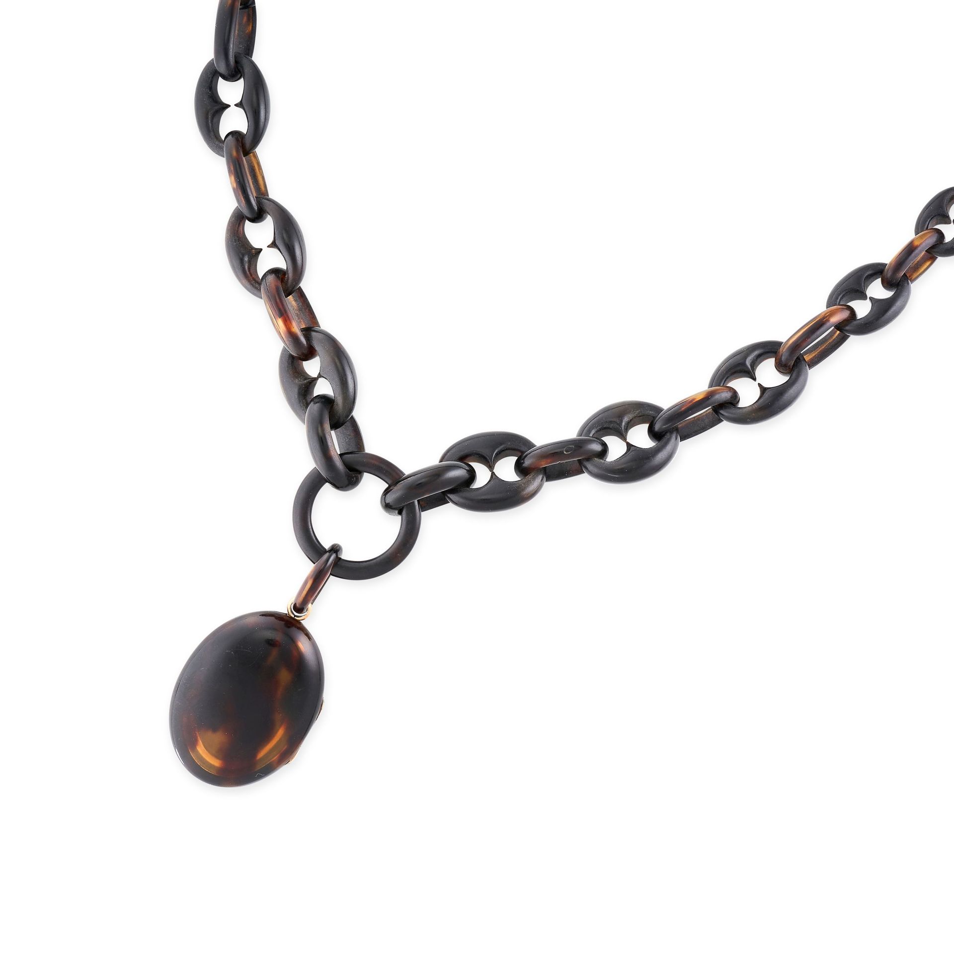 Null ANTIQUE TORTOISSHELL LOCKET NECKLACE, 19世纪，由一系列玳瑁色的水手链组成，悬挂着一个铰链式吊坠，无化验标记，项&hellip;