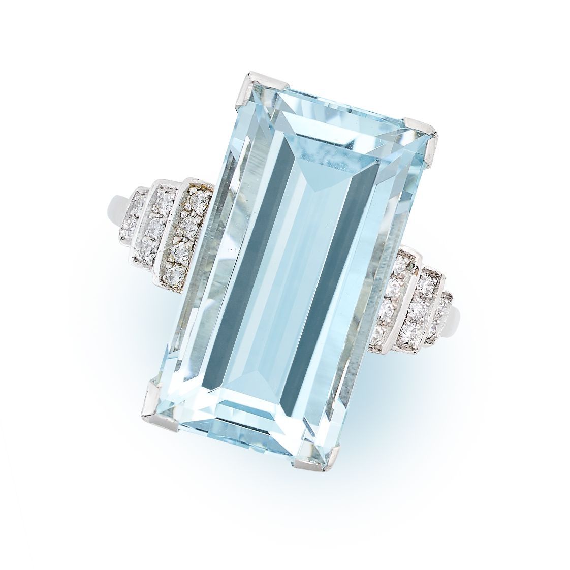 Null 海蓝宝石和钻石戒指，镶嵌了一颗9.10克拉的阶梯式切割海蓝宝石，并以圆形切割钻石作点缀，无化验标记，尺寸为N / 6，重5.8克。