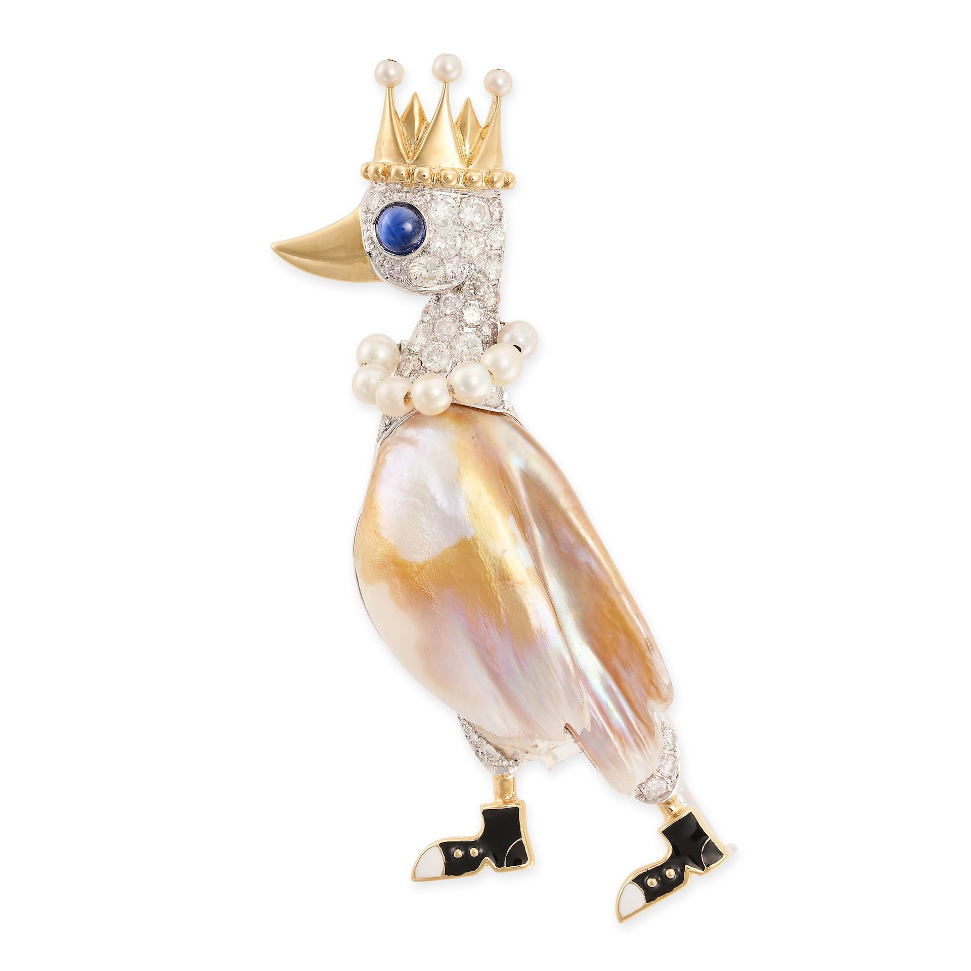 Null 一件18K金新式鸭子手镯，设计为一只戴着皇冠、珍珠项链和靴子的鸭子，主体由一颗粉红色的巴洛克珍珠构成，眼睛镶嵌着一颗凸圆形的蓝色蓝宝石，靴子上装饰着黑&hellip;