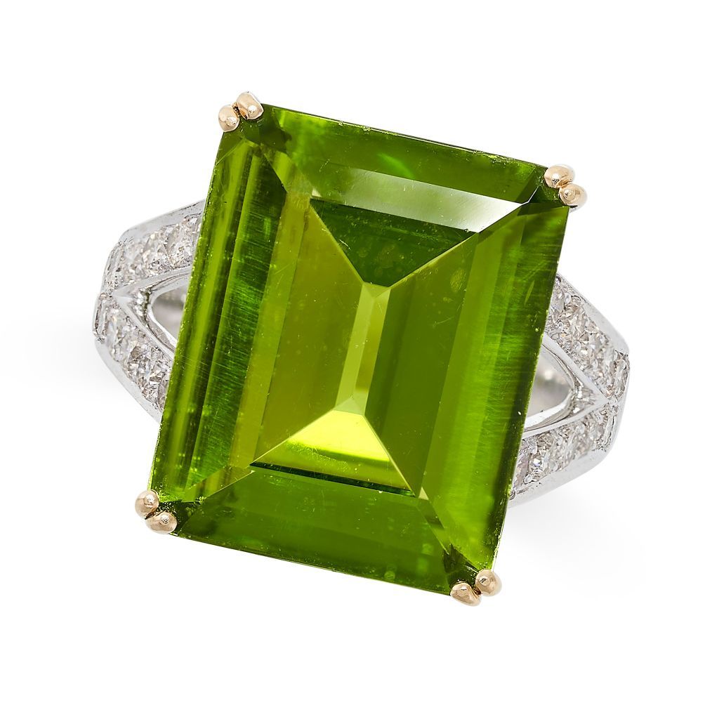 Null 一枚白金和黄金的橄榄石和钻石戒指，中央镶嵌着一颗12.70克拉的祖母绿切割的橄榄石，分叉的柄部由圆形明亮式切割的钻石点缀，无鉴定标志，尺寸为M / 6&hellip;
