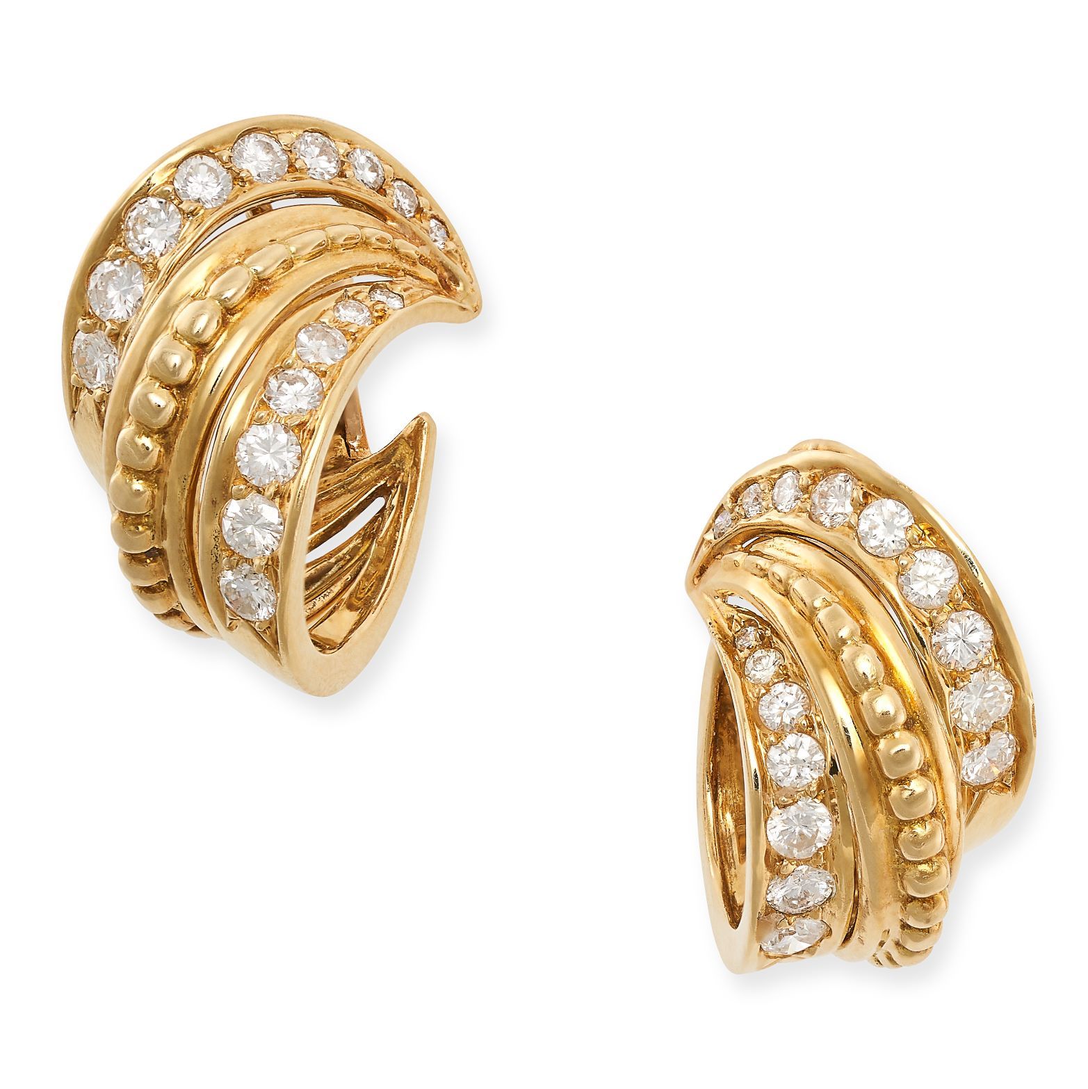 Null 一对黄金钻石夹式耳环，每个都是设计成风格化的环形，由两排圆形明亮式切割钻石点缀，2.1厘米，11.1克。