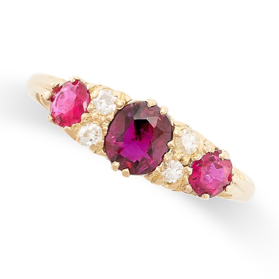 Null AN ANTIQUE RUBY AND DIAMOND RING in 18ct yellow gold, set with a cushion an&hellip;