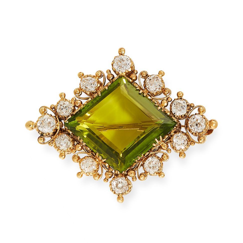 Null A PERIDOT AND DIAMOND BROOCH, EARLY 20TH CENTURY in yellow gold, set with a&hellip;