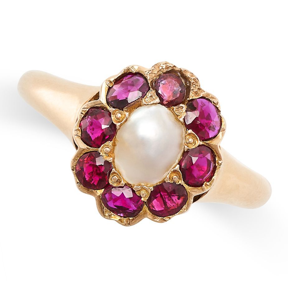 Null 黄金珍珠和红宝石礼服戒指，在一簇圆形和枕形切割的红宝石中镶嵌一颗珍珠，无鉴定标志，尺寸为R / 8.5，4.0克。