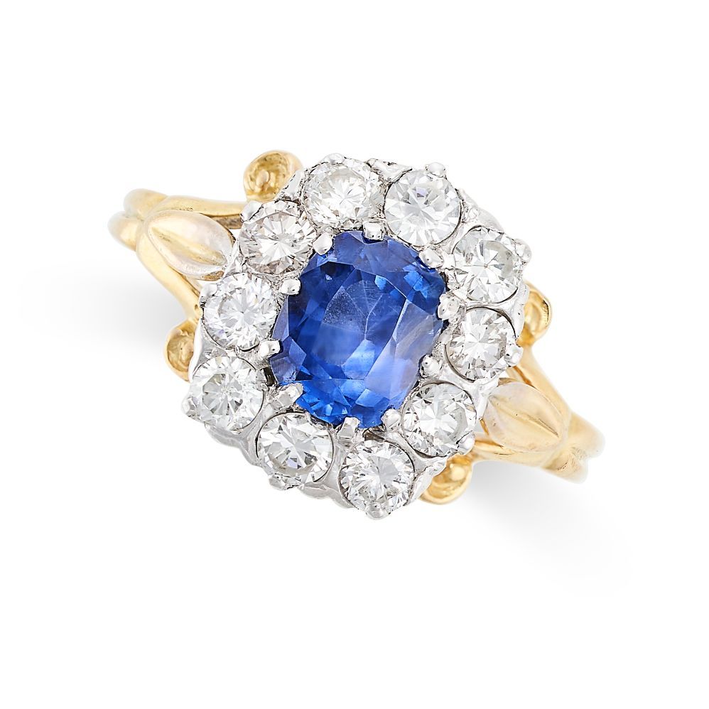 Null A SAPPHIRE AND DIAMOND CLUSTER RING in 18ct yellow gold, set with a central&hellip;