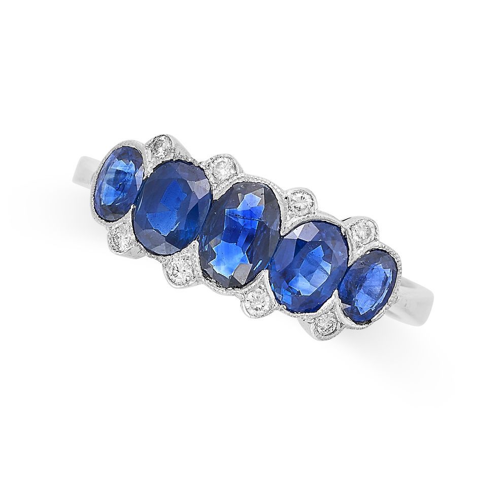 Null 一枚18K白金蓝宝石和钻石戒指，镶有五颗渐变的椭圆形切割蓝宝石，以圆形明亮式切割钻石为点缀，印有750，尺寸为O / 7，重3.1克。