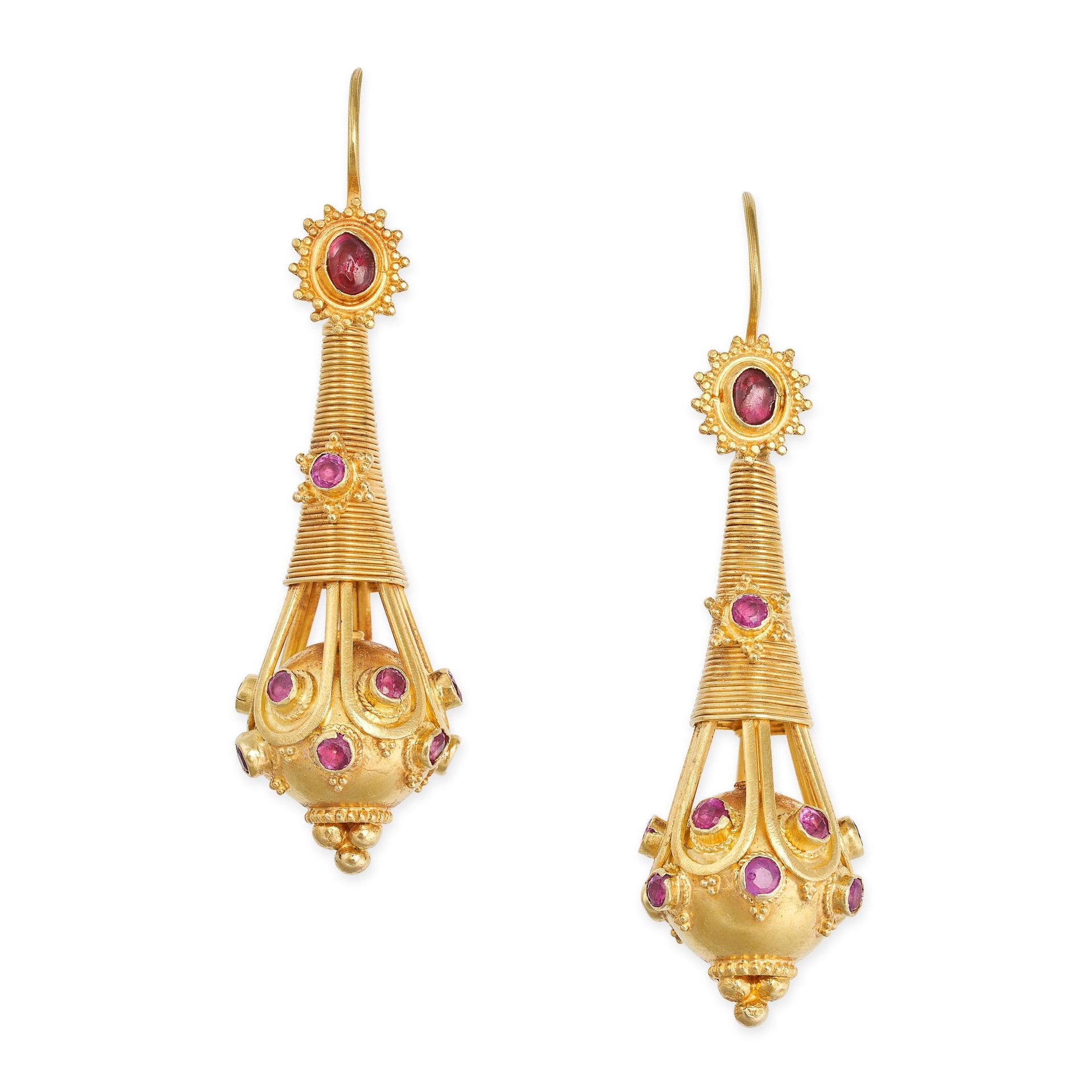 Null A PAIR OF ANTIQUE RUBY DROP EARRINGS in yellow gold, each earring set with &hellip;