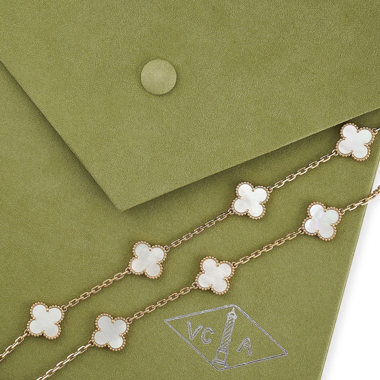 Null Van Cleef & Arpels，18K黄金珍珠母贝项链，链子上有20个镶有珍珠母贝的四叶形图案，签名为Van Cleef & Arpels，印有&hellip;