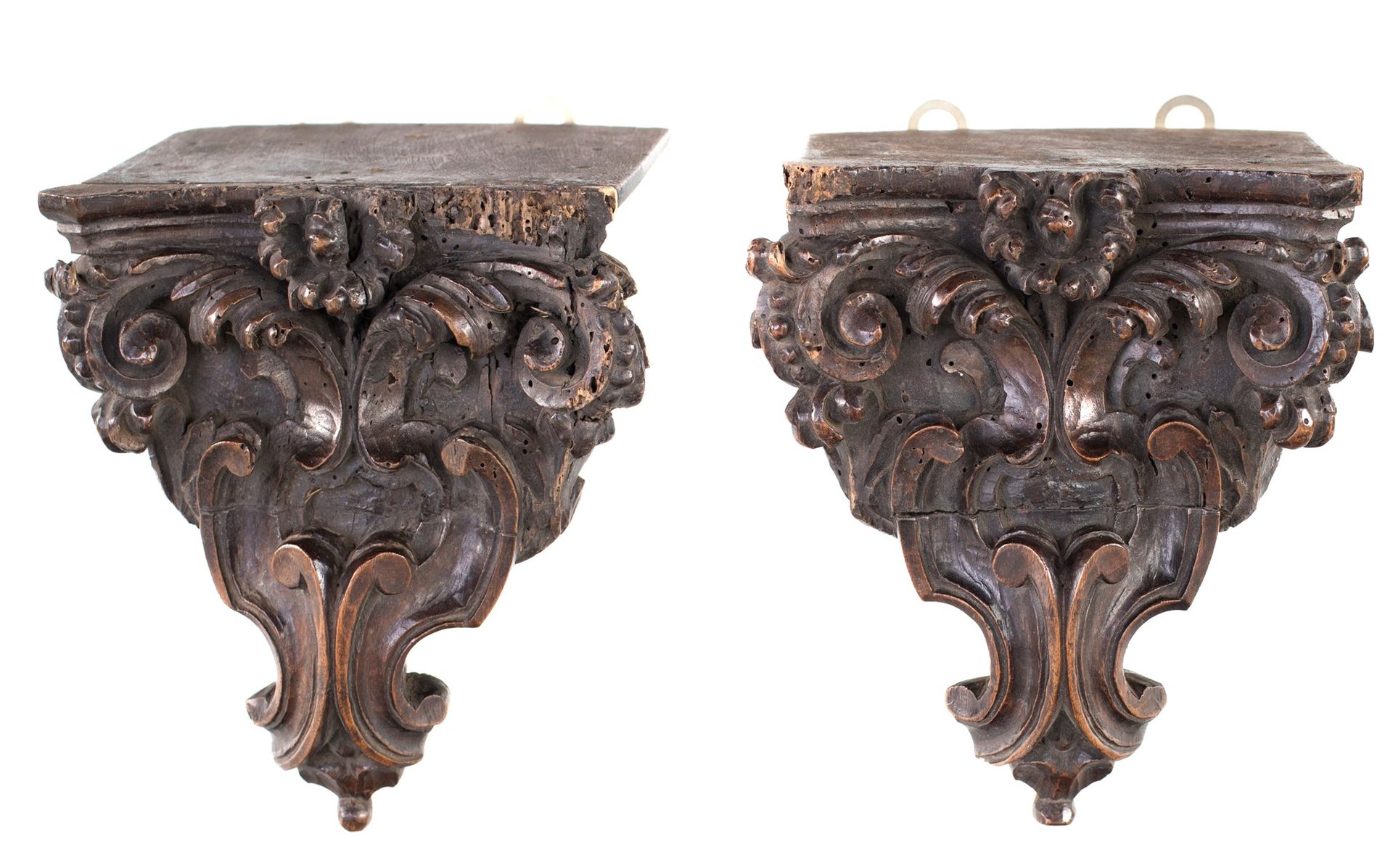 Pair of teardrop shelves in carved wood, 17th century 以植物浮雕为特征的