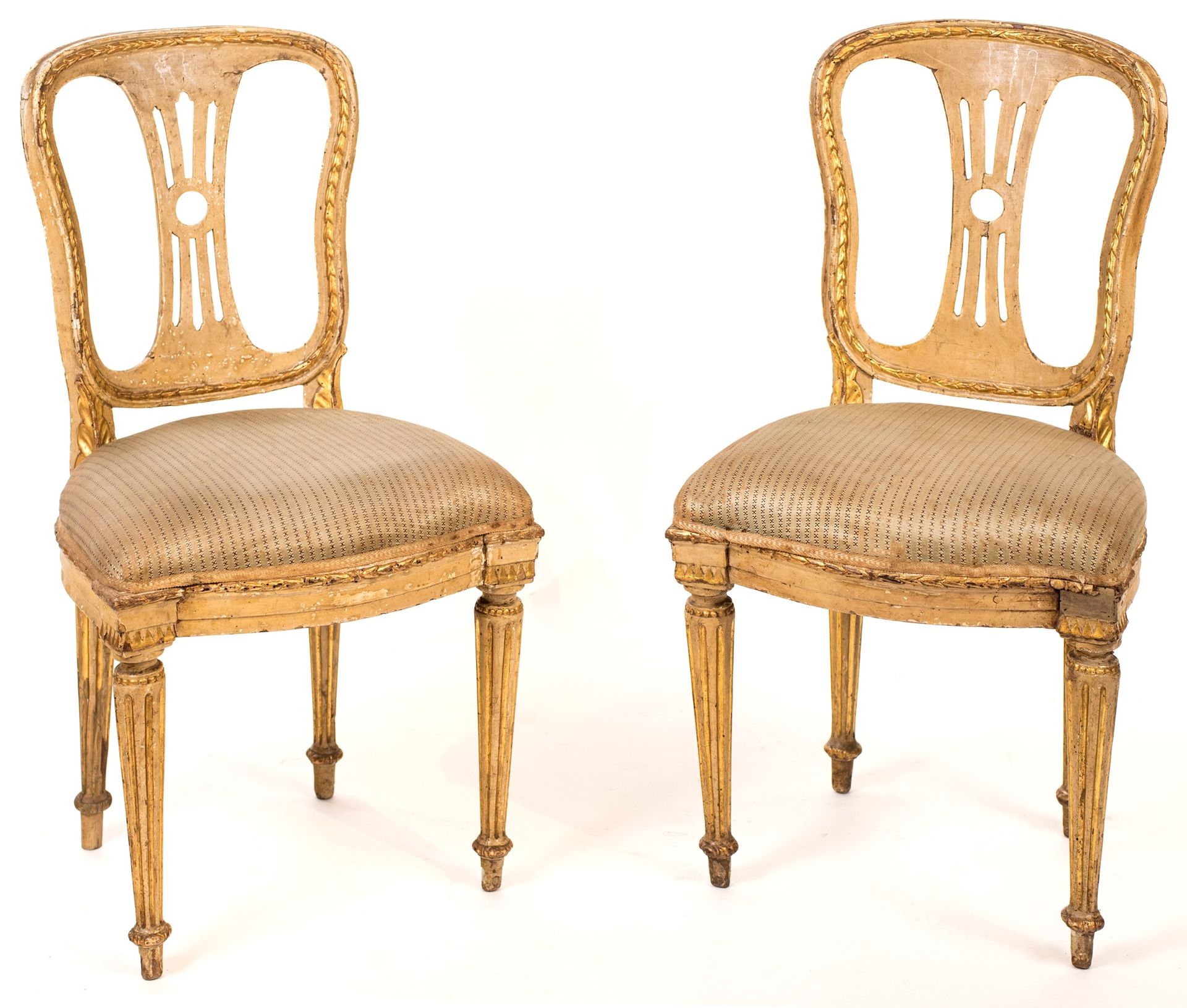 Pair of chairs in lacquered wood, late 18th century 沿着轮廓和装饰性浮雕镀金；开放式靠背，软垫座椅，有凹槽的&hellip;