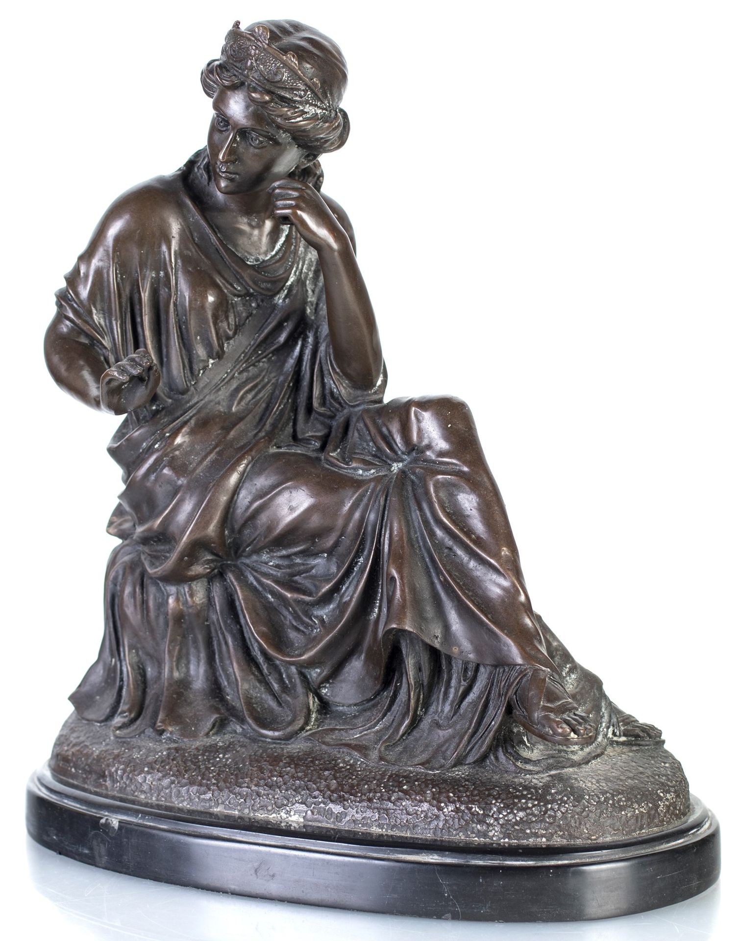 Burnished bronze sculpture, 19th century 描绘的是一个坐着的女人，取自古典剧目；黑色大理石的椭圆形底座