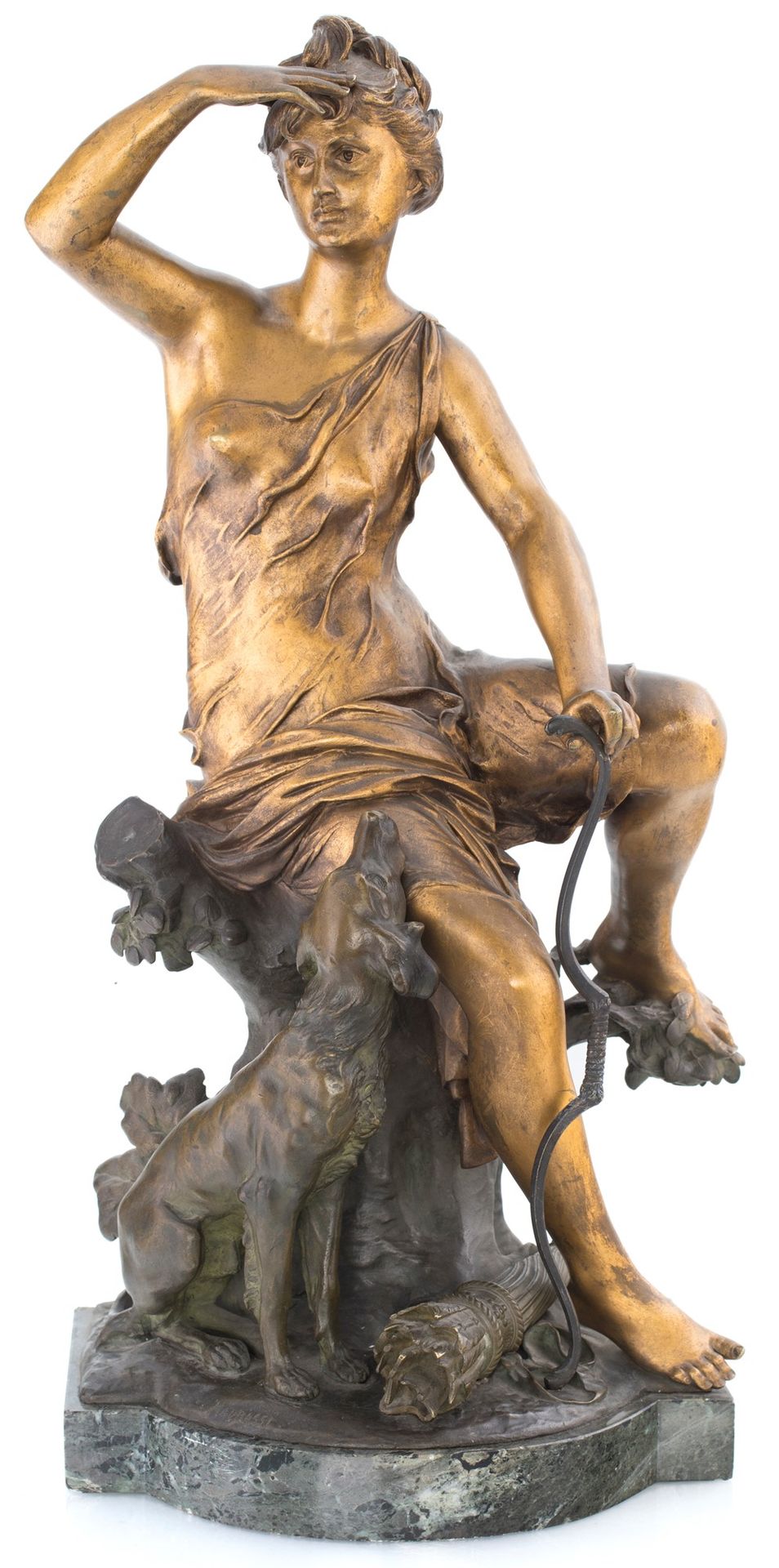 Luca Madrassi Diana sitting 镀金和抛光的青铜雕塑，描绘了狩猎女神，两侧是一只狗，描绘了坐着看地平线；大理石支架。底座上有马德拉西的签&hellip;