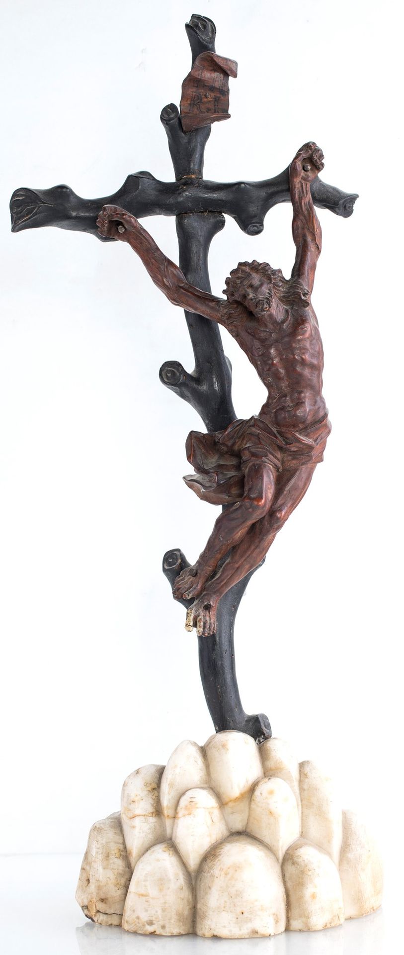 Crucified Christ in wood auf einem Holzkreuz in Form eines Baumstamms auf einem &hellip;