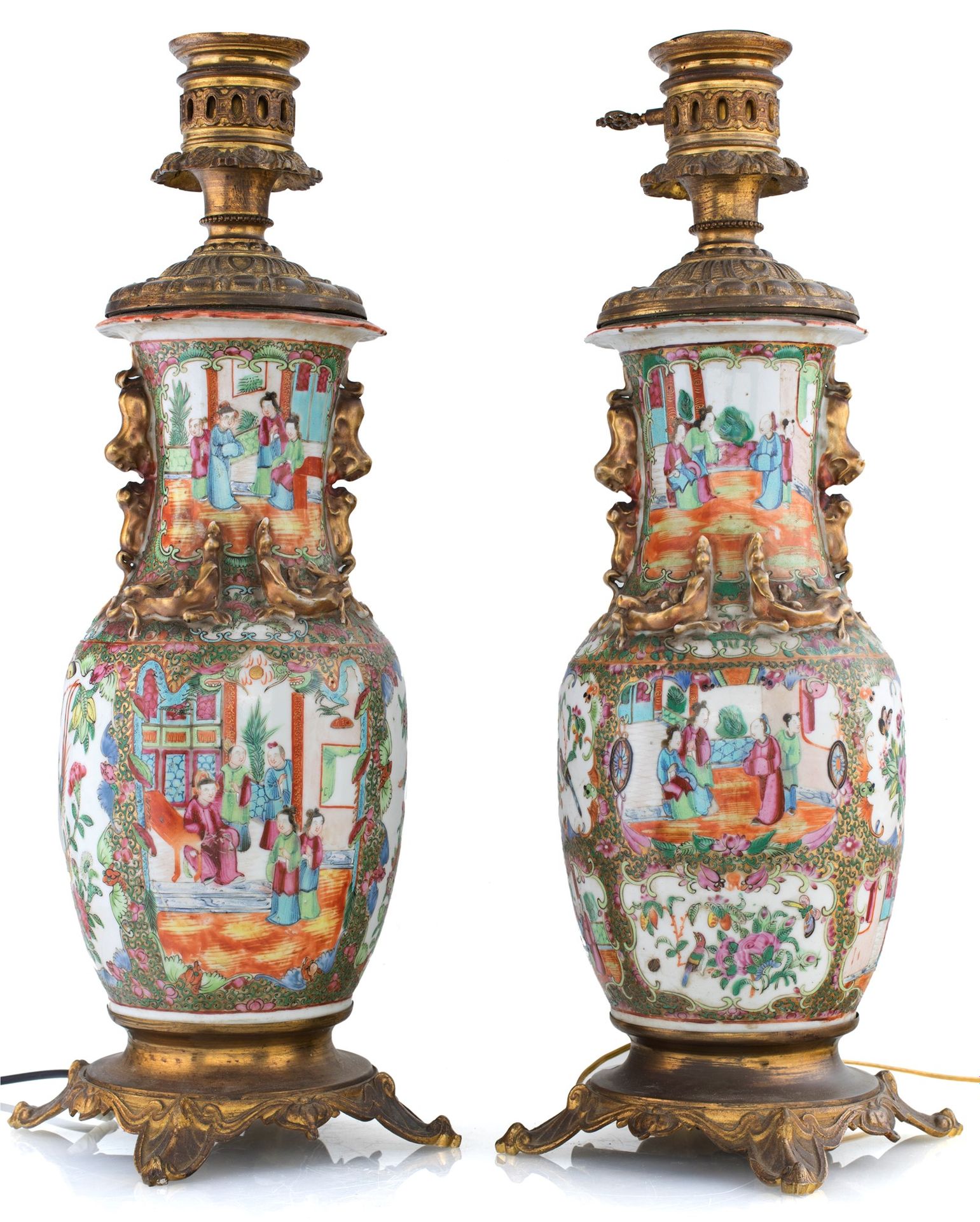 Pair of lamp-mounted Canton porcelain vases, 19th century 用活泼的多色颜料装饰，用金色突出的储备金包围&hellip;
