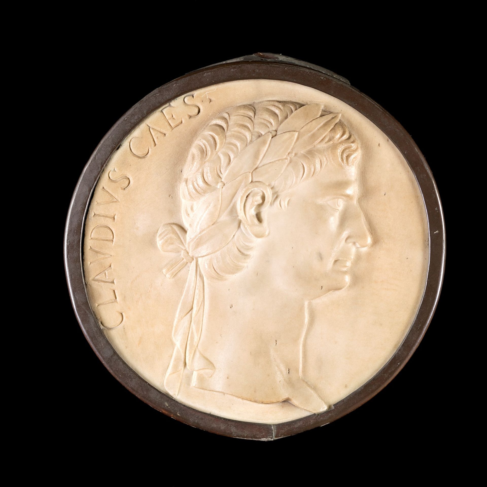 Two circular cameo medallions 分别为雪花石膏和斯卡利亚拉，有克劳迪乌斯-凯撒和提比略-奥古斯都的形象。