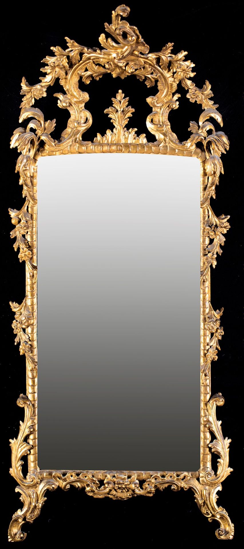 Mirror in gilded wood, 18th century 雕刻的框架，上面有一个高大的门楣