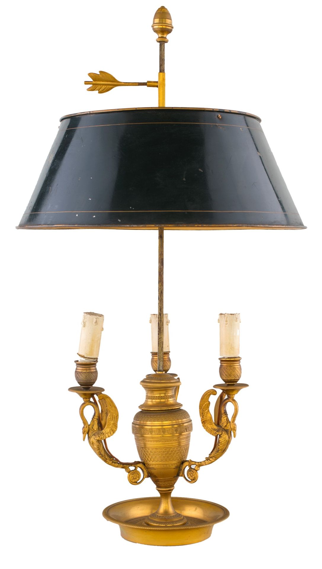 Table lamp in gilded bronze 像一个圆盘上的双耳瓶和手臂上的烛台，呈天鹅状排列。