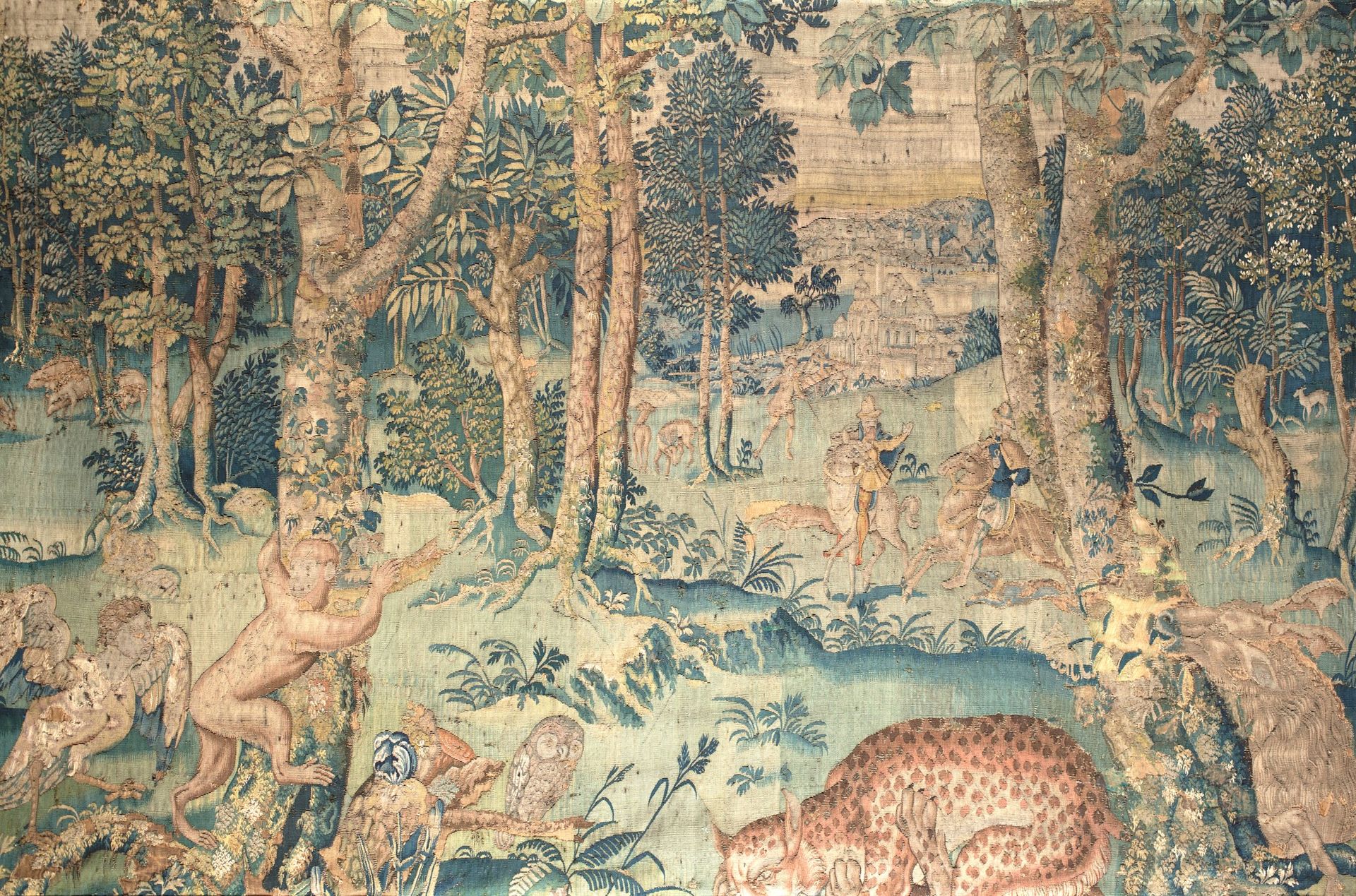 FLEMISH TAPESTRY, 17TH CENTURY 描绘了一个由骑士和动物组成的河流景观。