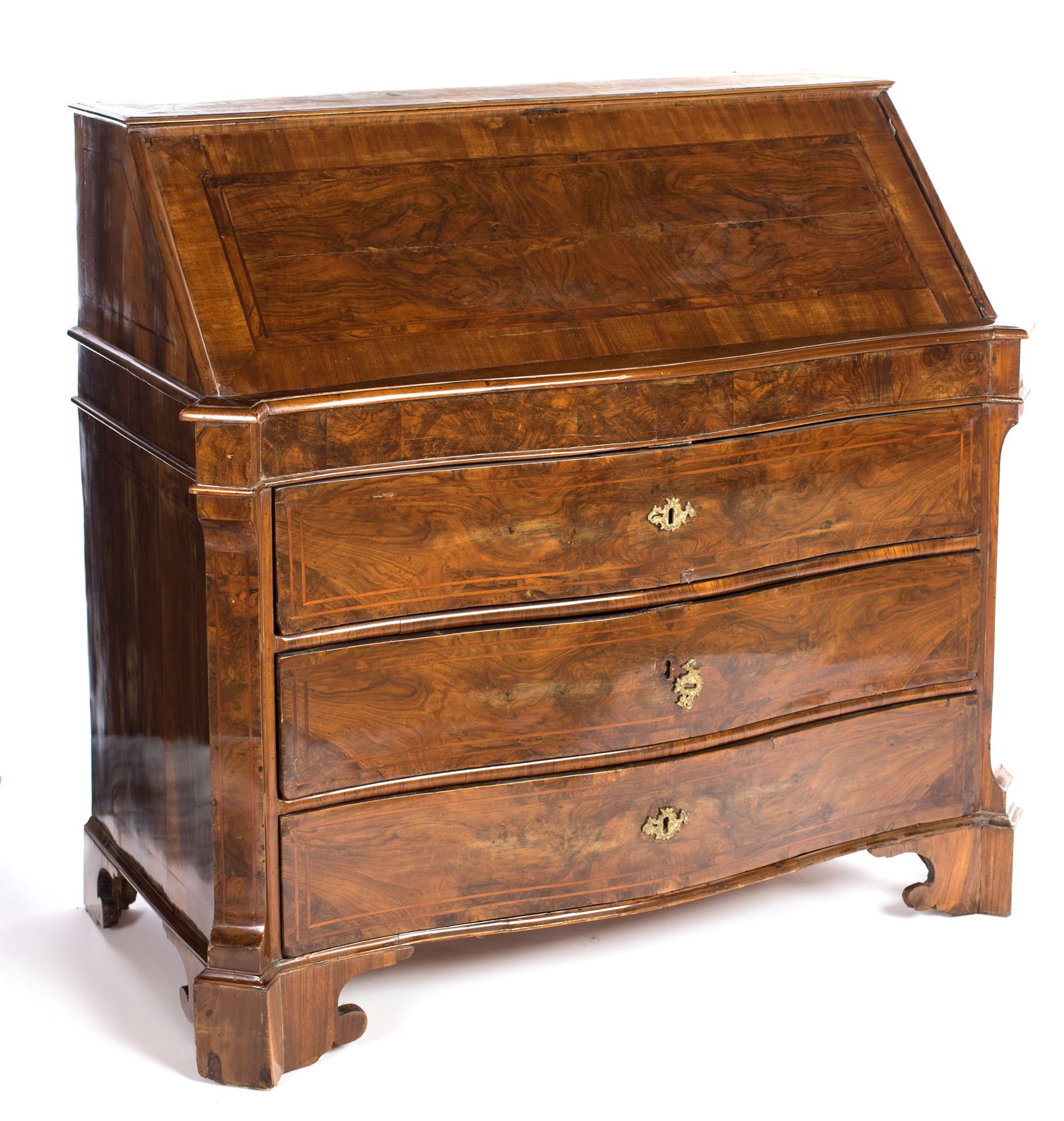 Drop-leaf chest of drawers in walnut wood 嵌有线状线的面板；翻盖隐藏了带隔间和内部拉手的滑动顶部的中央部分，并容纳了一&hellip;
