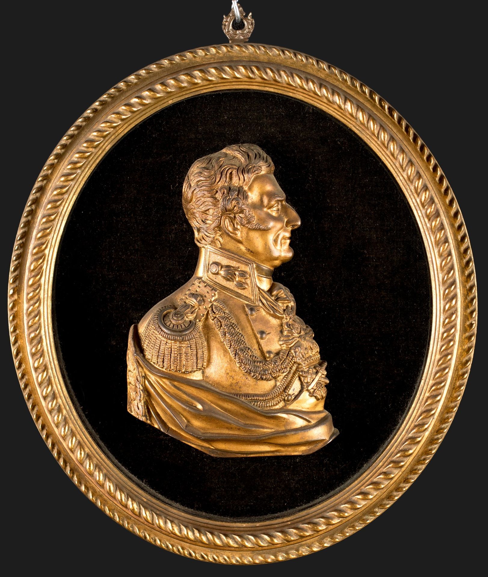 Bas-relief in gilded bronze, 19th century 描绘一个军官的肖像，应用在一个有框架的椭圆形上