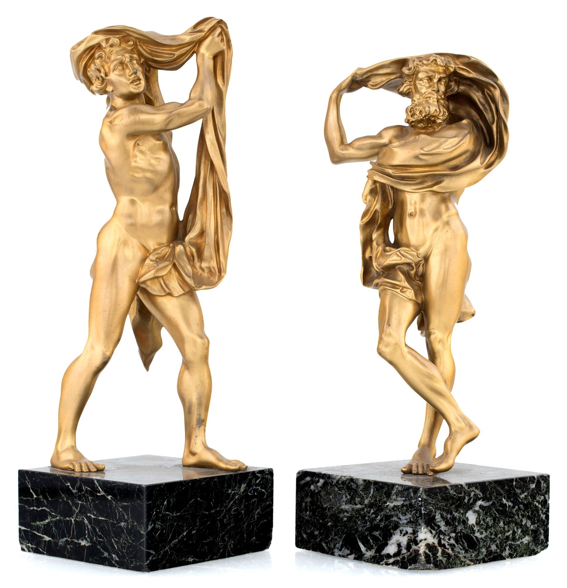 Two Gilt Bronze Sculptures 描绘了运动中的阳刚裸体，他们的手臂支撑着窗帘；方形的大理石底座