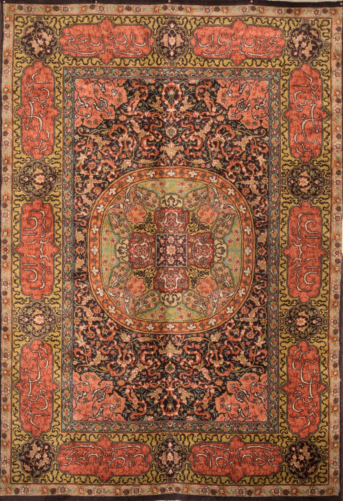 Persian Khorassan carpet 有密集的自然主义图案的装饰和沿主框架排列的卷轴铭文