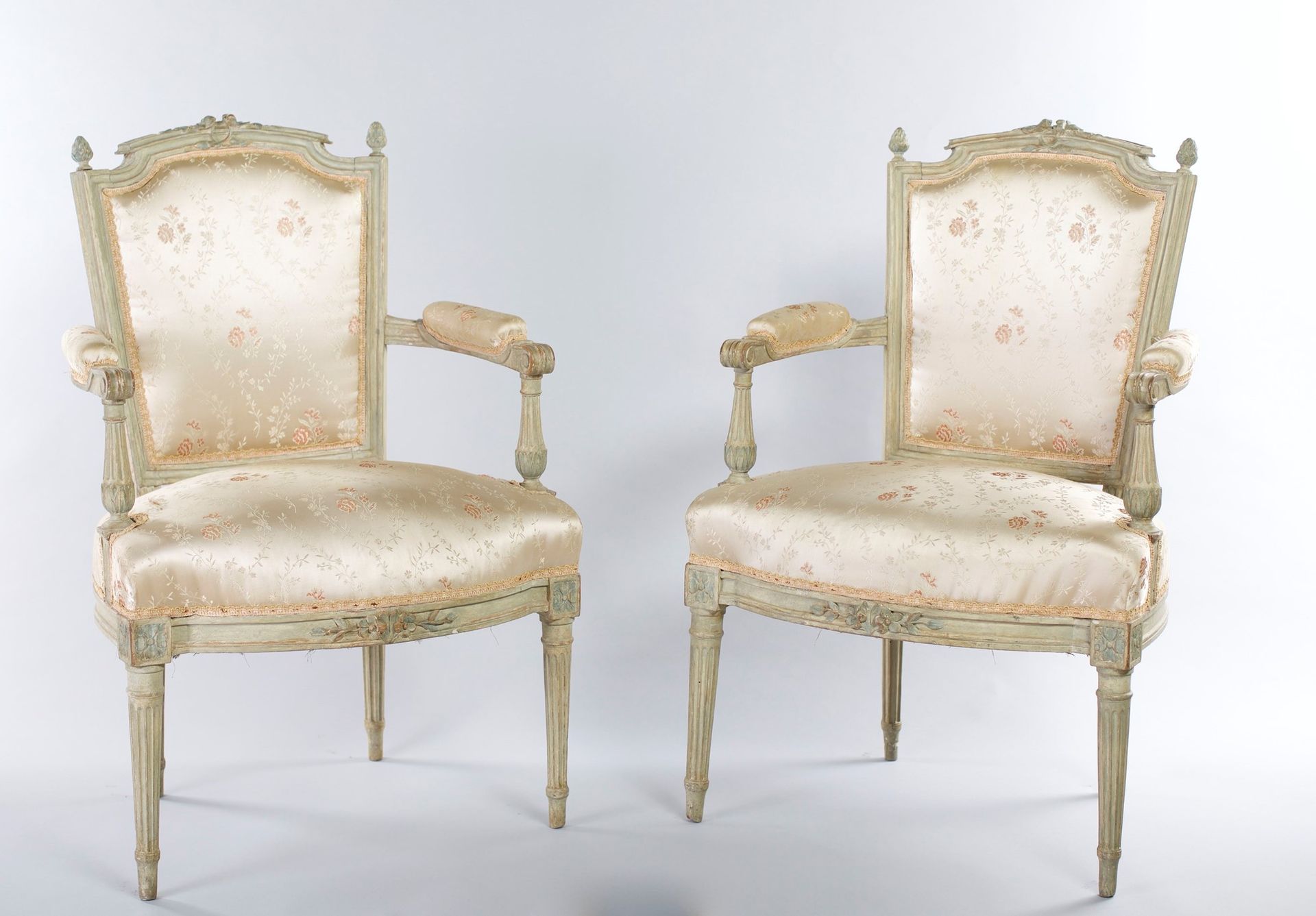 Pair of armchairs in green lacquered wood, 19th century 框架中间有花纹浮雕；有软垫的靠背、座椅和扶手的中&hellip;
