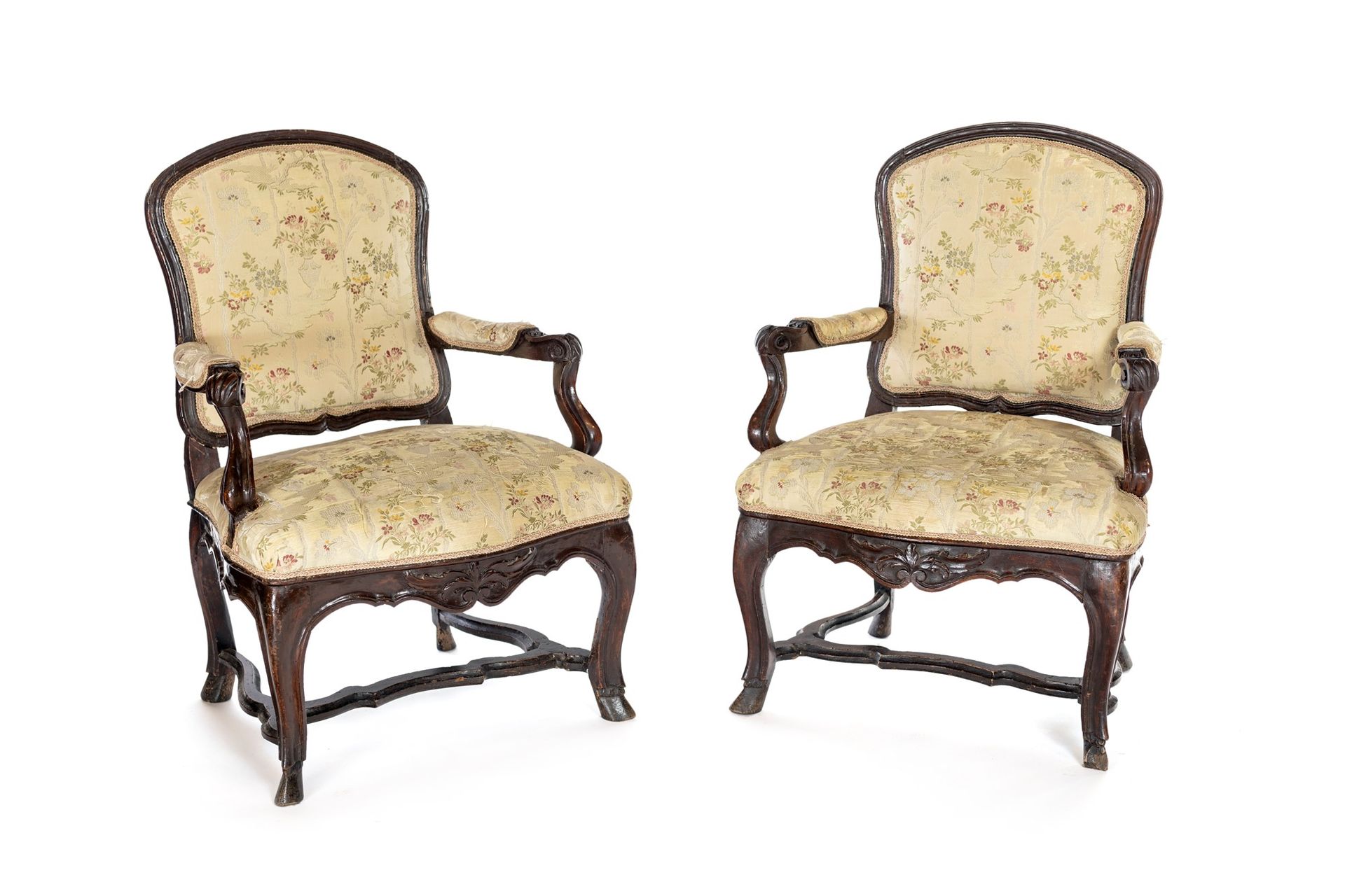 Pair of walnut armchairs, first half of the 18th century 形状的框架由肋骨交叉，中间是雕刻的植物浮雕；有&hellip;