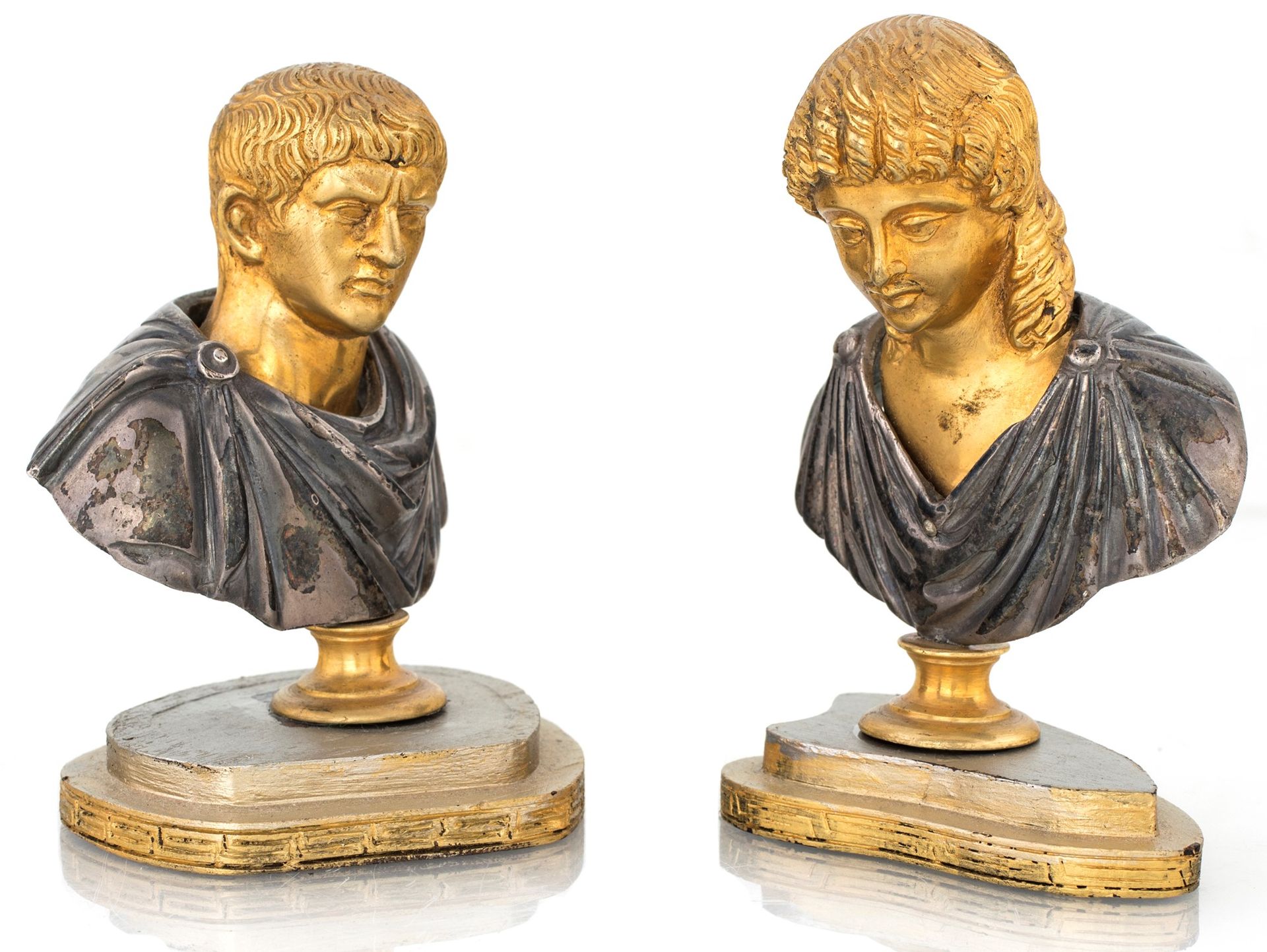 Pair of small busts in gilded and burnished bronze 取自古典罗马剧目，描绘提图斯和阿格里皮娜；镀金木质异形底座&hellip;