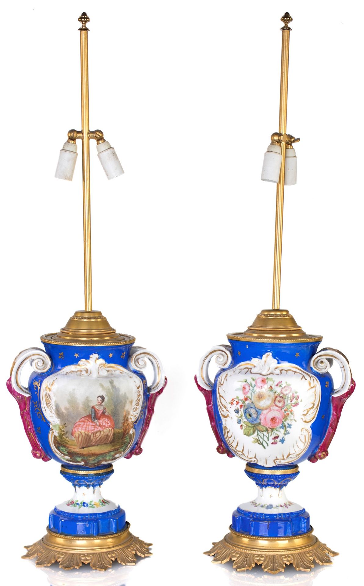 Pair of blue and gold porcelain table lamps, 19th century 饰有大面积的花纹储备；其中一个是有女士的风景&hellip;