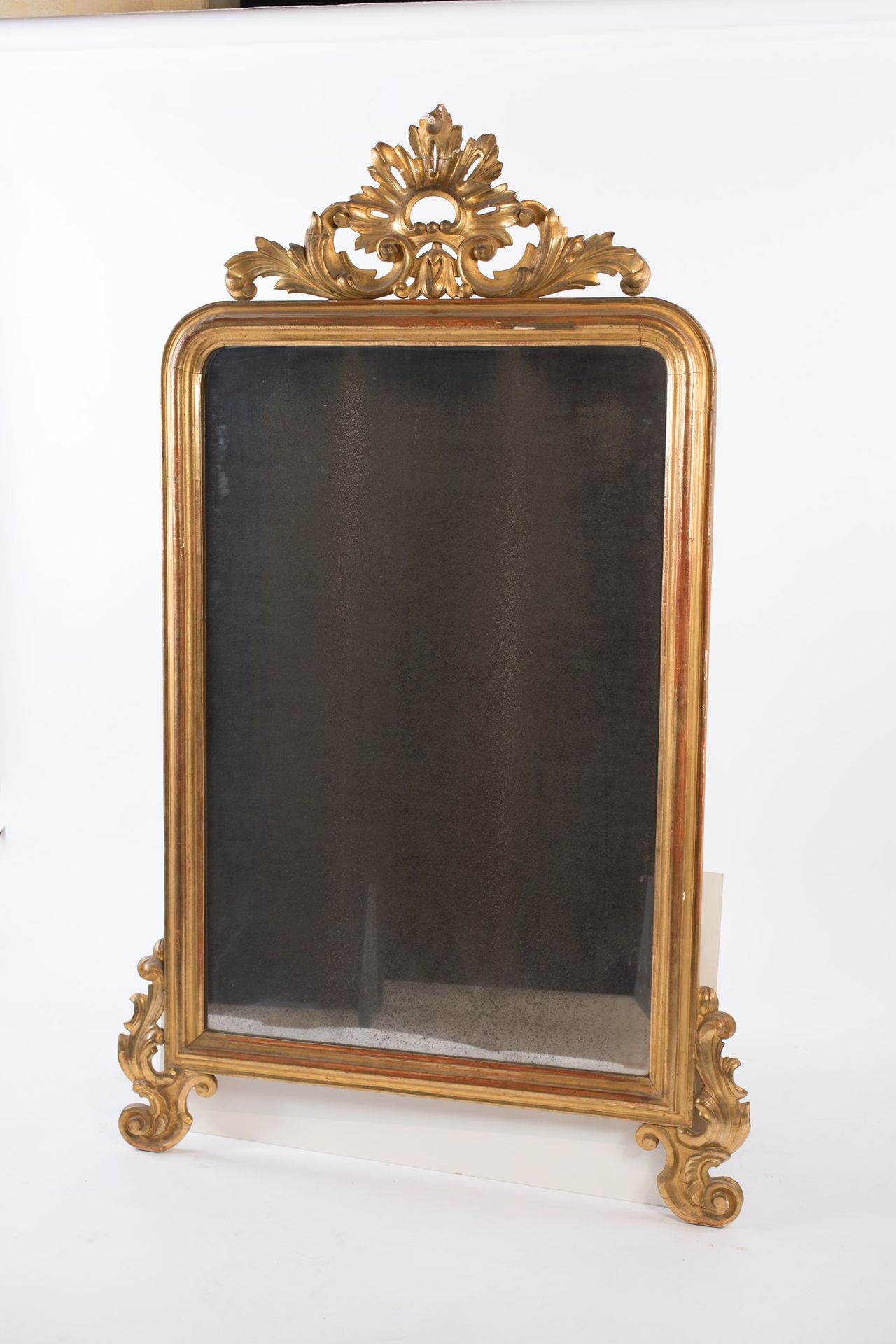 Napoleon III period gilded wood mirror 镀金木质模制框架，由植物涡流支撑，以卷曲结束；圆润的上角和盖板由相对的植物图案支撑&hellip;