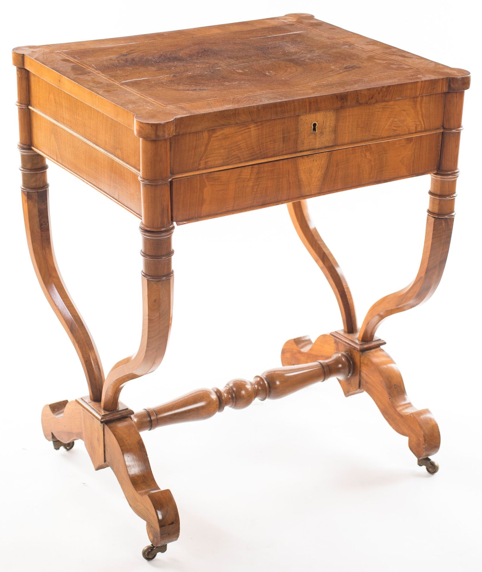 Cherry work table, late 19th century 有细的果木线；长方形的顶部有突出的圆角，有铰链，背面有镜子，边上有两个卡座和许多不同大&hellip;