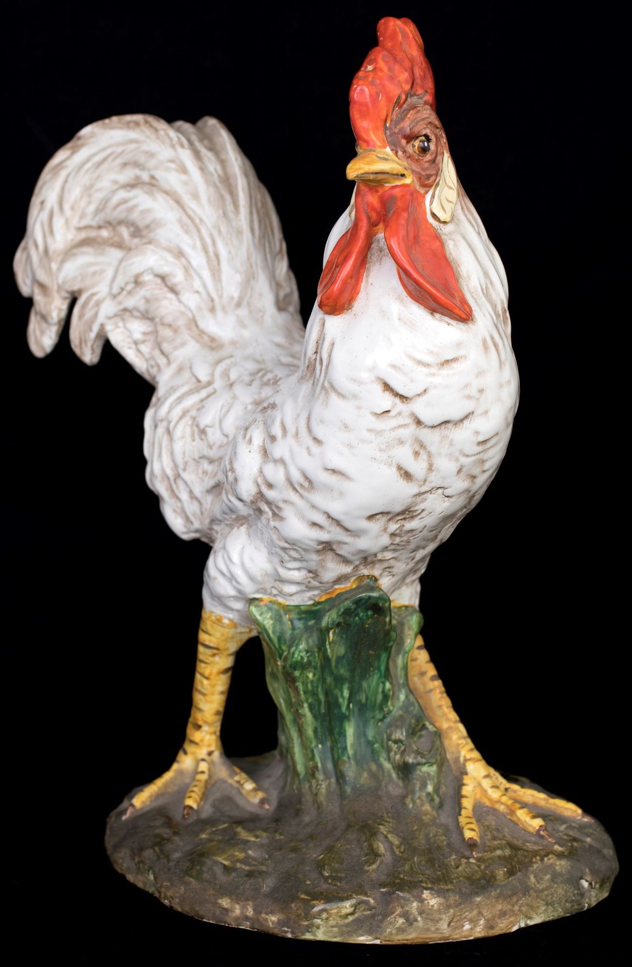 Polychrome majolica rooster, first half of the 20th century 草皮上的运动肖像；一条腿上有小裂缝