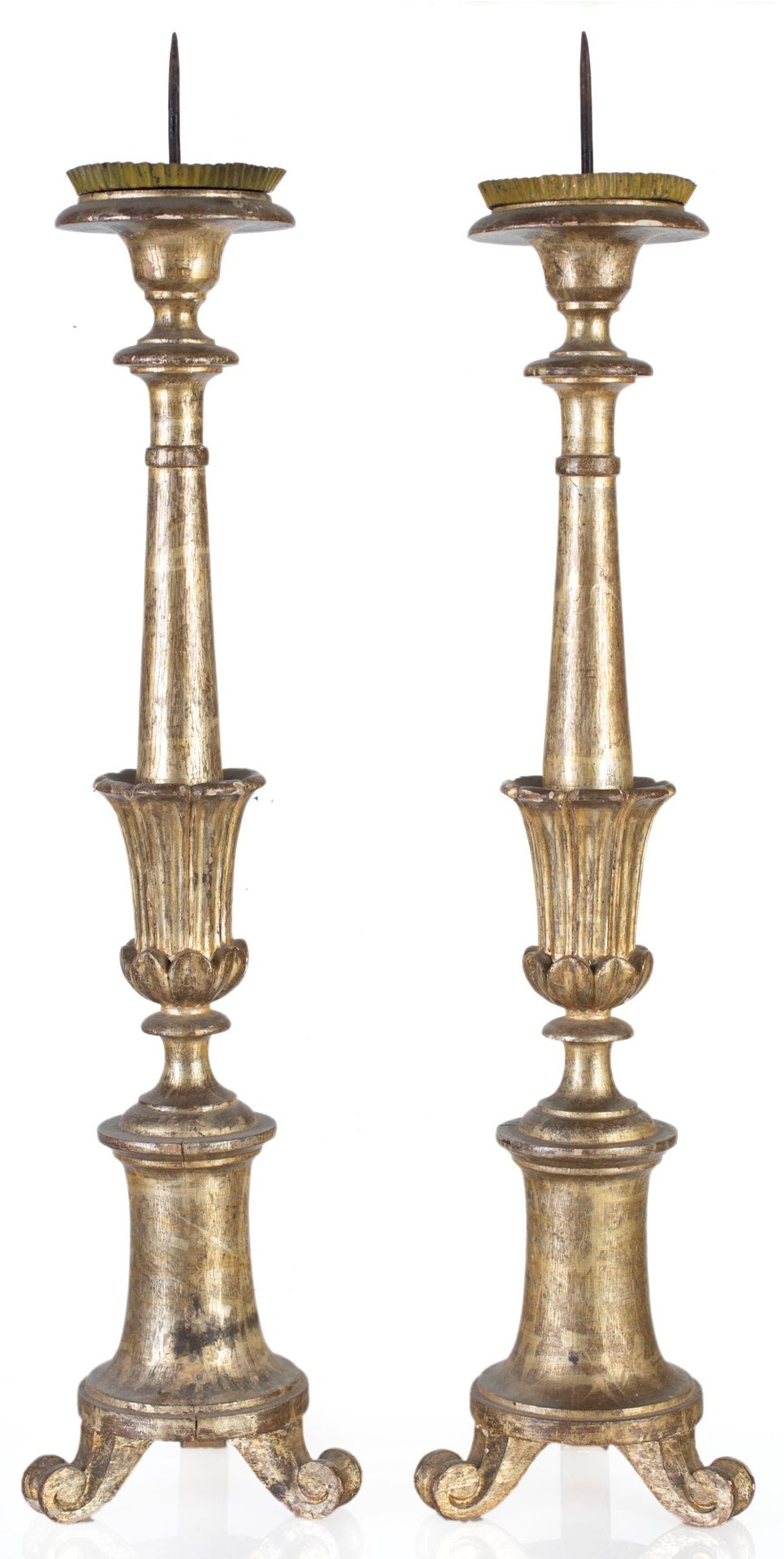 Pair of gilded wood flasks, late 19th / early 20th century 高大的柱状轴，上面有一个铜板，柱石底座上有&hellip;