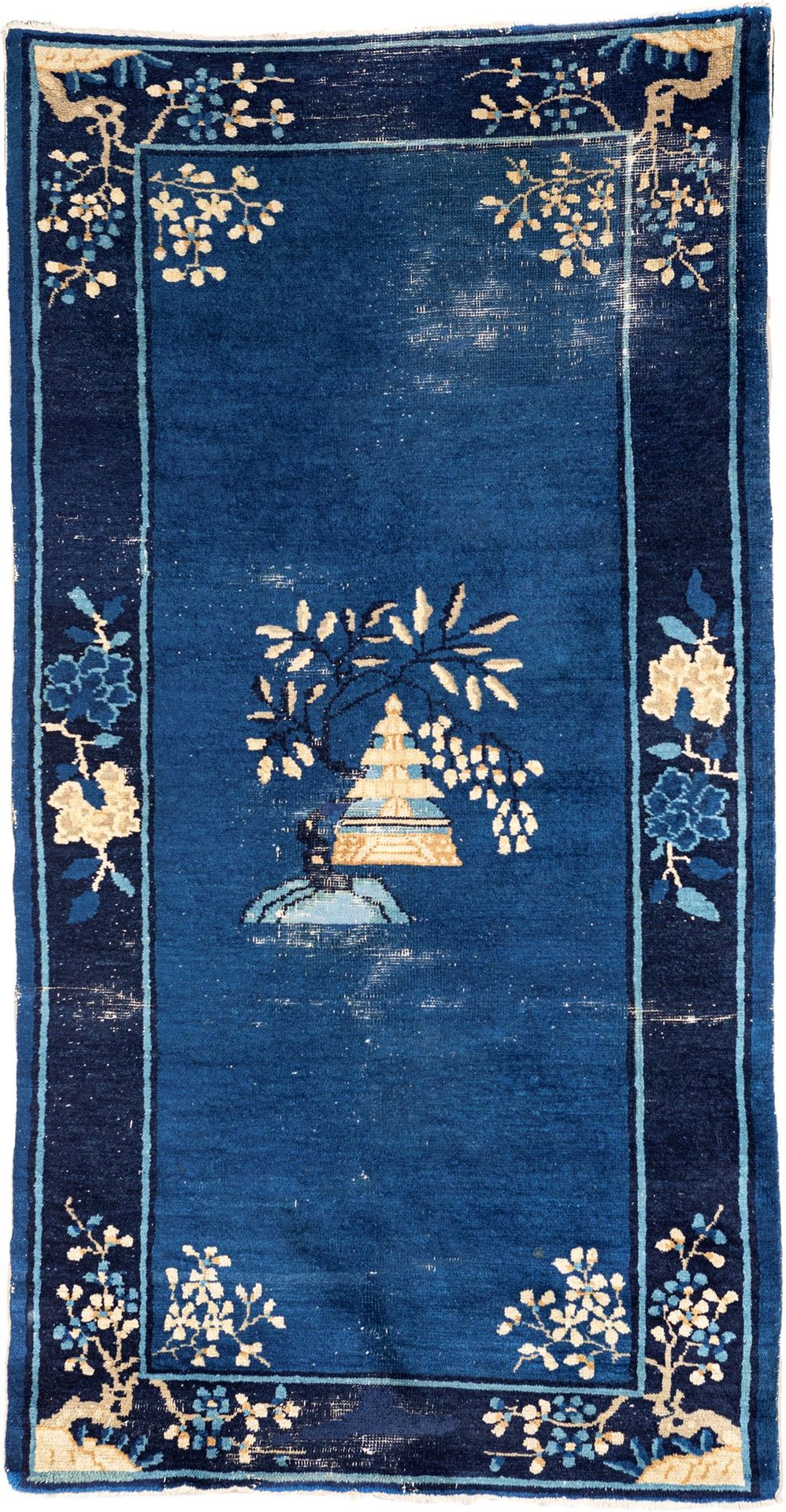 Tappeto Pechino fondo blu, fine XIX/inizi XX secolo con fuente central y árboles&hellip;