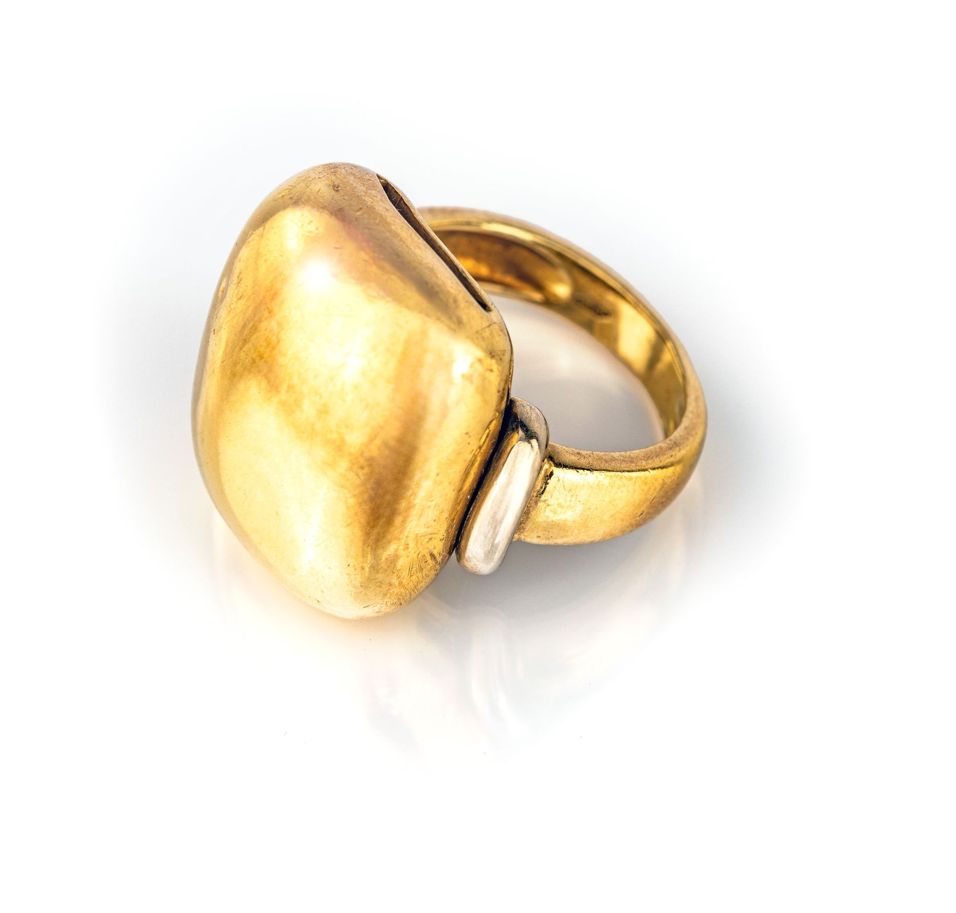 Gold button ring Anillo botón de oro mis. 18 750/000 oro. Peso total 13.80 gr