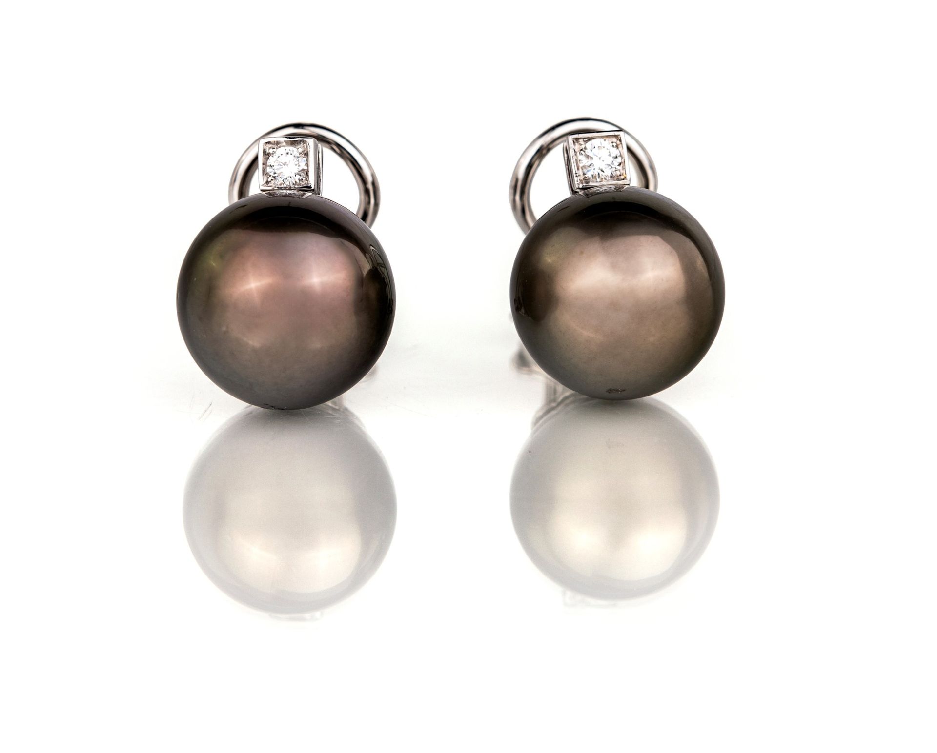 Gold, pearl and brilliant earrings 黄金、珍珠和明亮式切割耳环 珍珠 mm.12 白金 750/000。总重 7.80 克