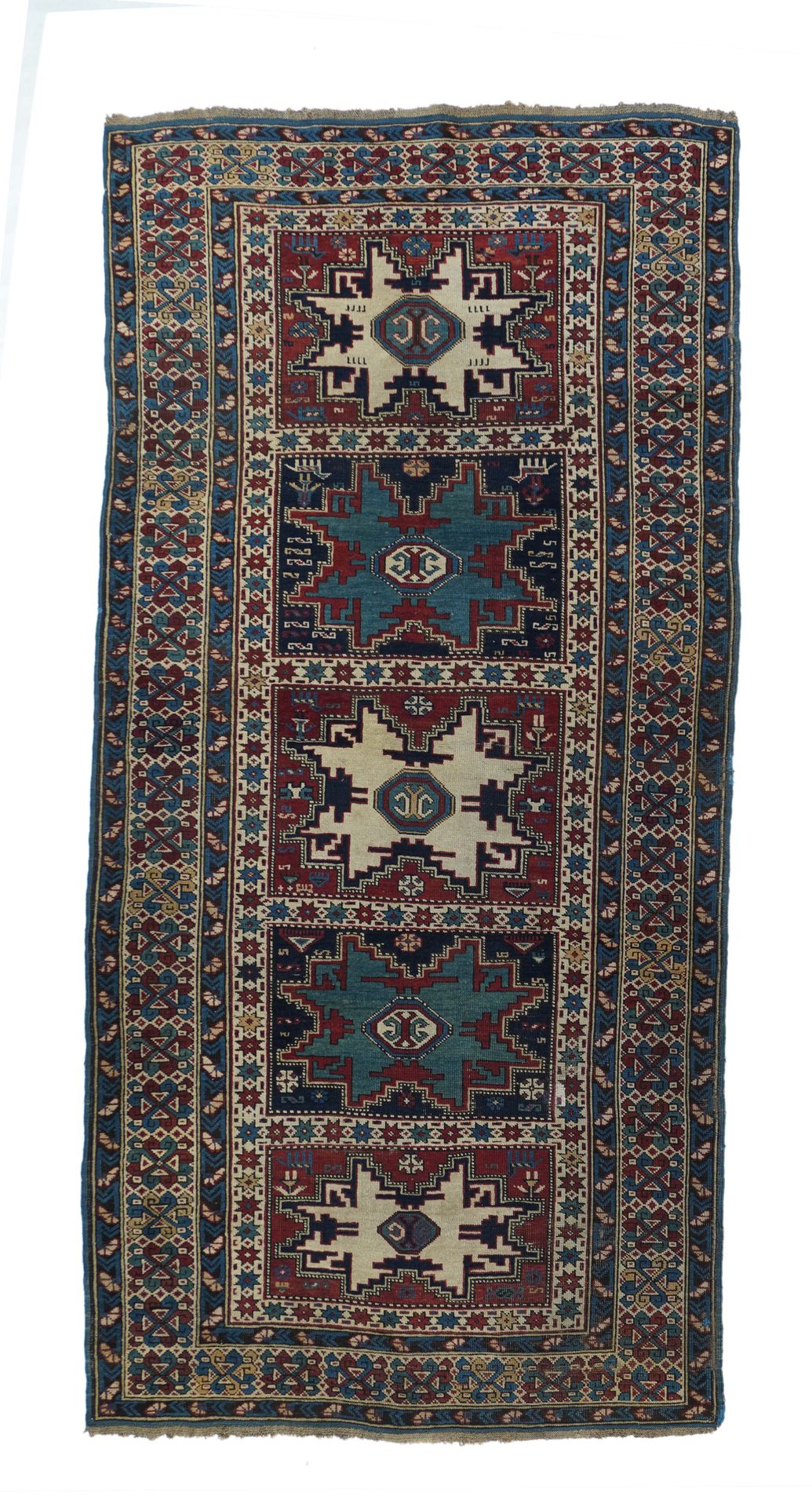 Null Shirvan地毯，3'8'' x 8'3'' 。