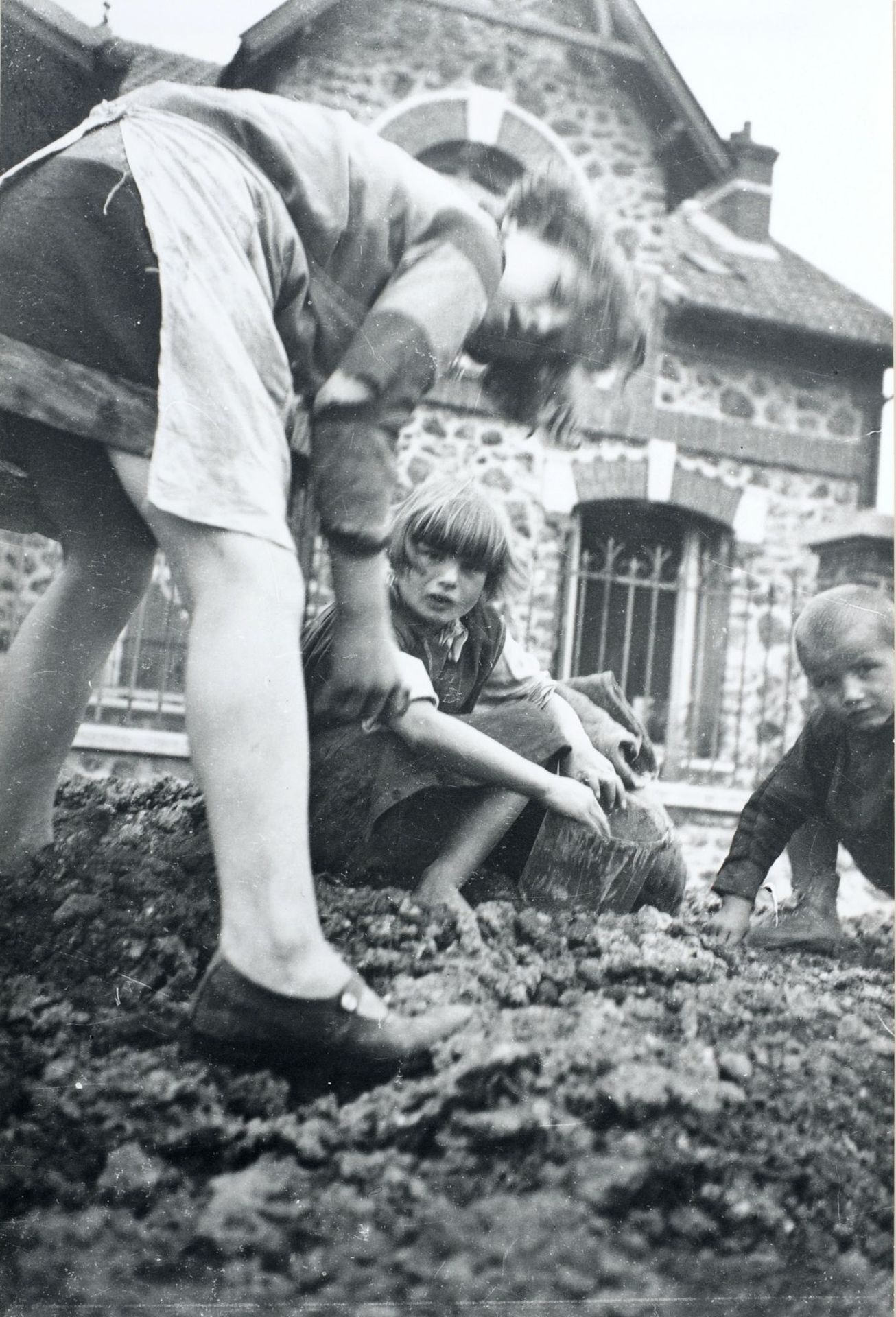 Albert Hennig Albert Hennig "Children looking for leftovers at the Leipzig whole&hellip;