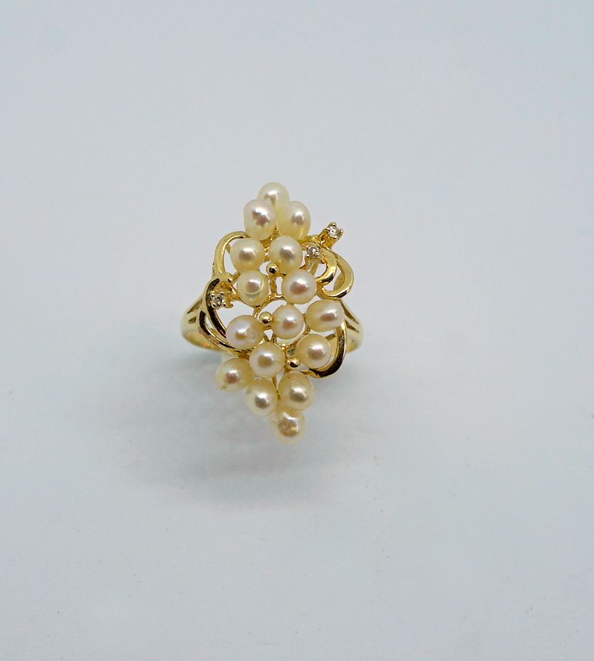 Feiner Perlenring 14K黄金。绚丽的女式戒指，镶有小珍珠，两边是约0.010克拉的钻石。状况良好。德国，1980年代。戒指头高x宽约3x2厘米&hellip;