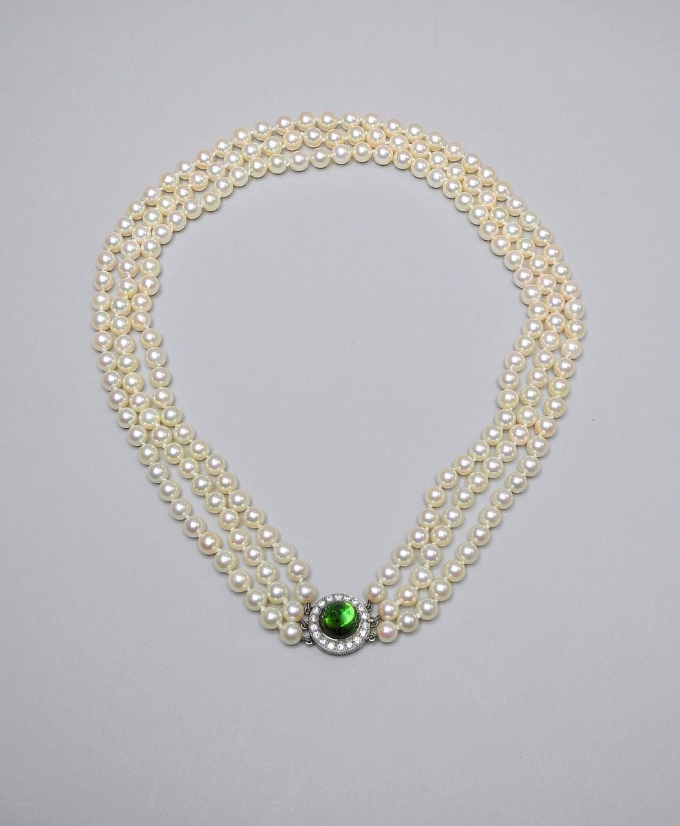 Feines Perlcollier 18K白金。镶有钻石和彩色宝石的锁，直径约2厘米。与年龄有关，状况良好。德国，20世纪，长约50厘米，珍珠直径约7毫米。