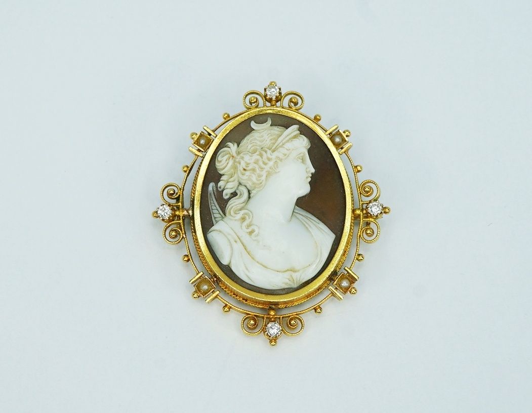 Diana, die Göttin der Jagd Coral cameo with the profile of the goddess Diana, ca&hellip;