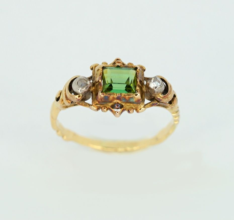 Antiker Damenring 14K黄金，在棒上重新盖章。精美的女式戒指，中央镶嵌约1.5克拉的绿色碧玺和2个小钻石玫瑰。状况良好。法国，可能是19世纪初&hellip;