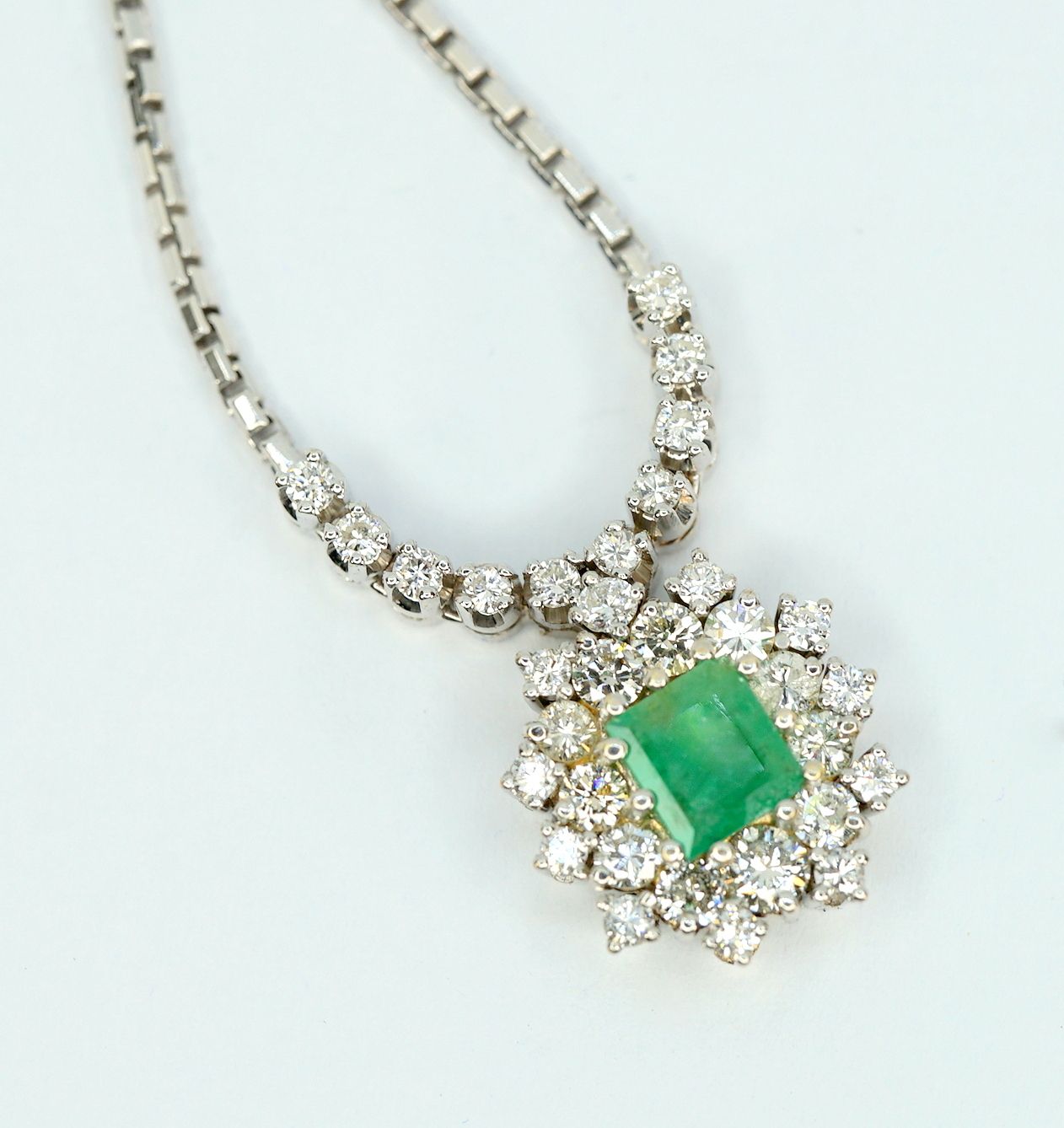 Luxuriöser Damenanhänger an Kette 18K白金，印有珠宝商的标志。威尼斯项链，镶嵌了10颗约0.53克拉的可移动钻石。吊坠由一颗&hellip;