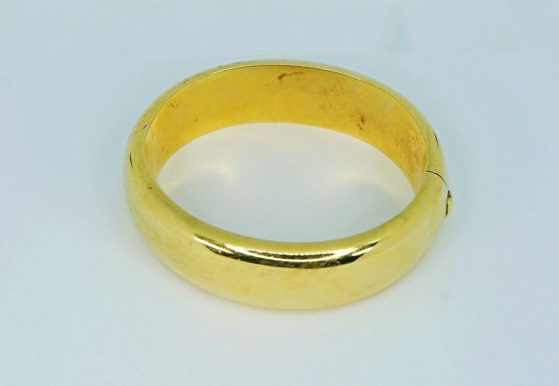 Zeitloser Armreif 14 K yellow gold, stamped and marked with jeweller's mark. Smo&hellip;
